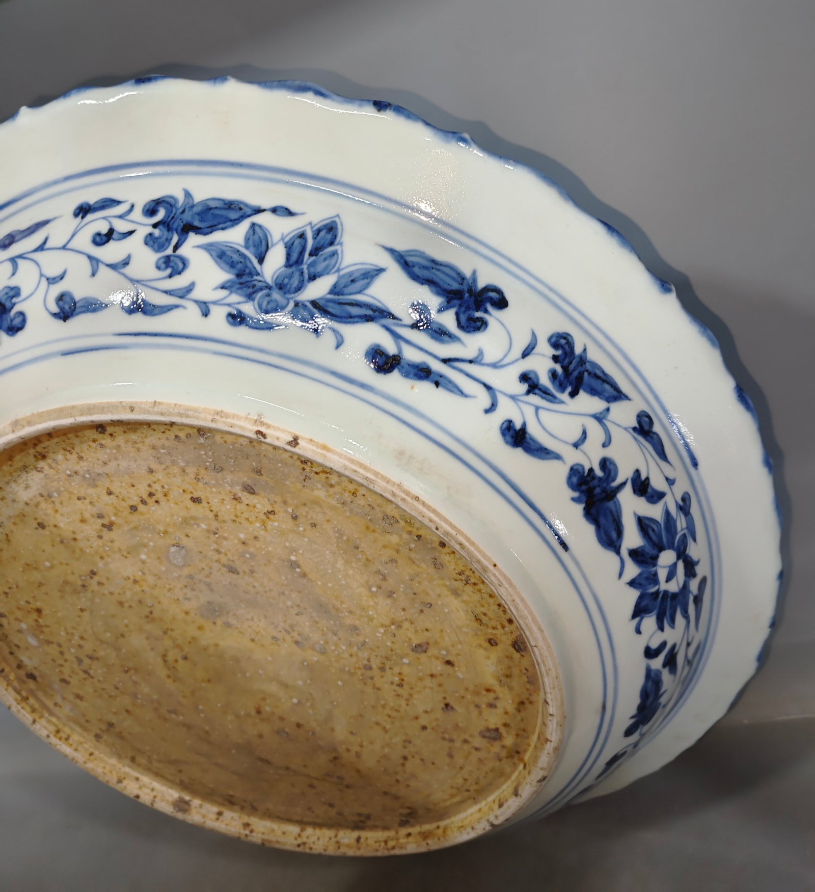 A Huge Blue and White Lotus and Figure Pattern Plate - 6