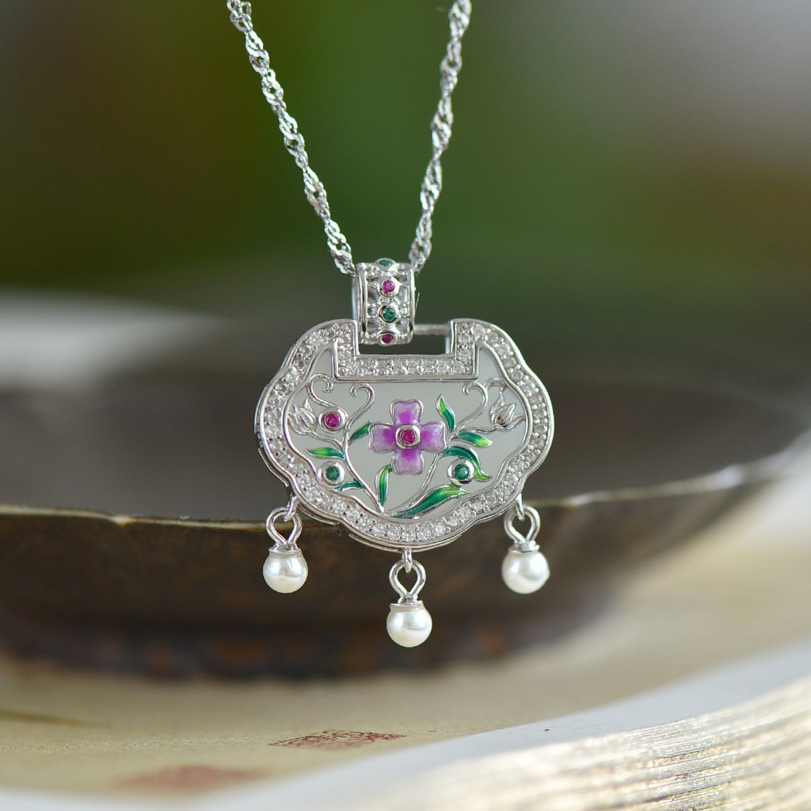 An Exquisite Sterling Silver Inlaid White Jade Pendant,Inlaid Pearls: Estimated Value:300-600 An Exquisite Sterling Silver Inlaid White Jade Pendant,Inlaid Pearls,Size:15mmx20mm 纯银镶白玉吊坠，嵌珍珠