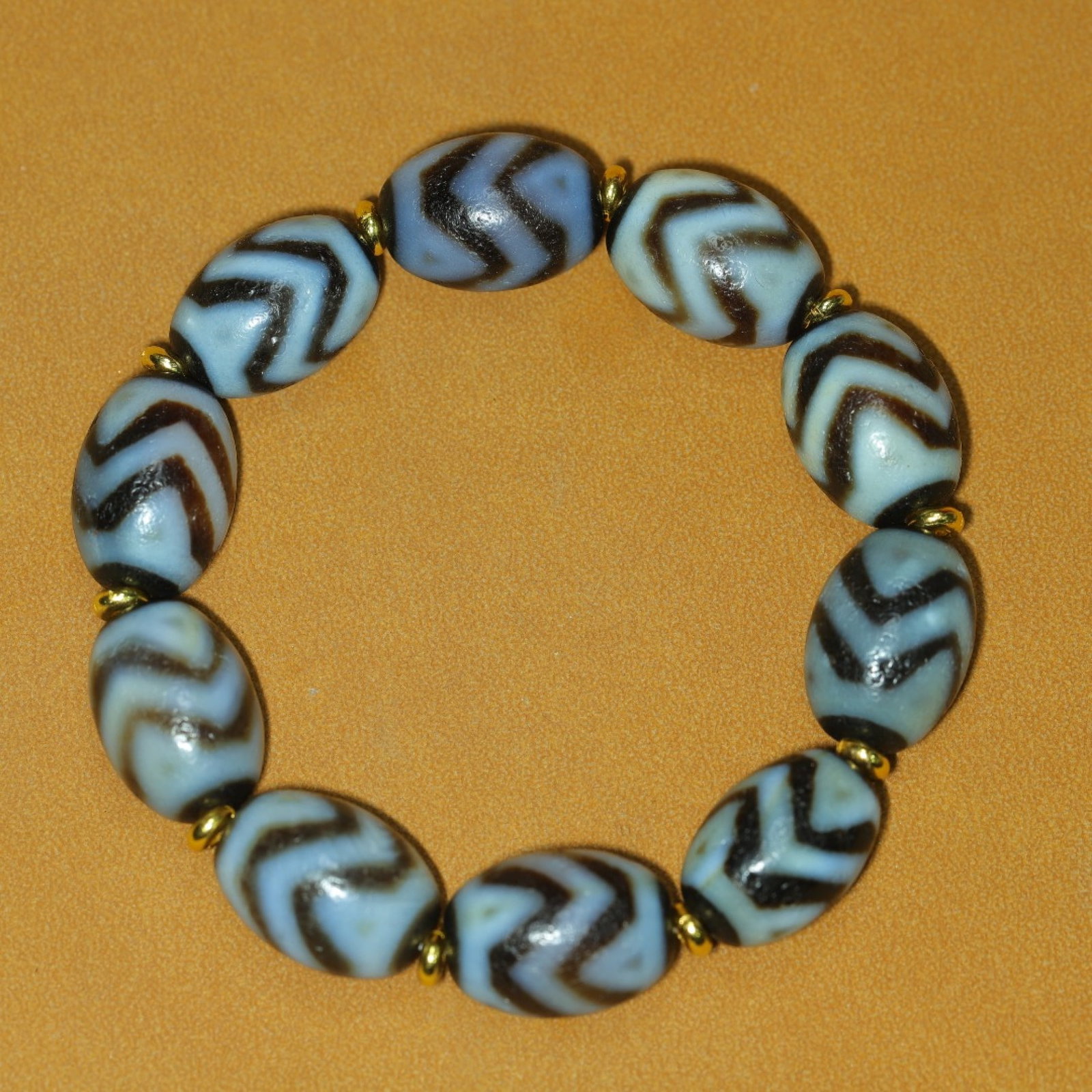 An Exquisite Dzi Bead Bracelets: Estimated Value:200-400 An Exquisite Dzi Bead Bracelets，Size：19mmx14mm，Weight：59g 天珠手链