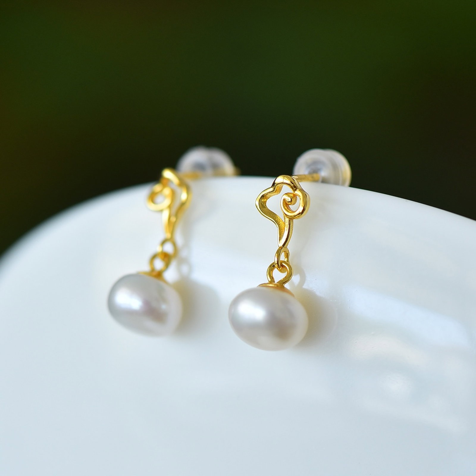 A Pair of Exquisite Sterling Silver-Gold Plated Inlaid Pearls Earrings - 2