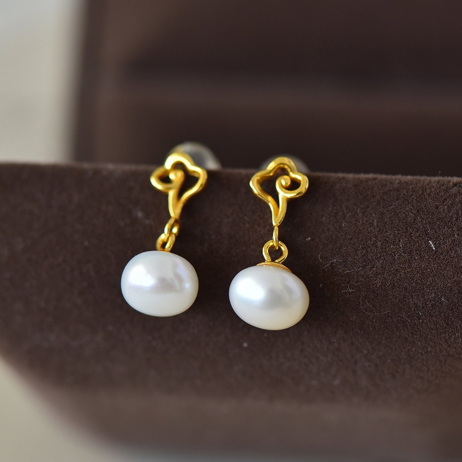 A Pair of Exquisite Sterling Silver-Gold Plated Inlaid Pearls Earrings - 3
