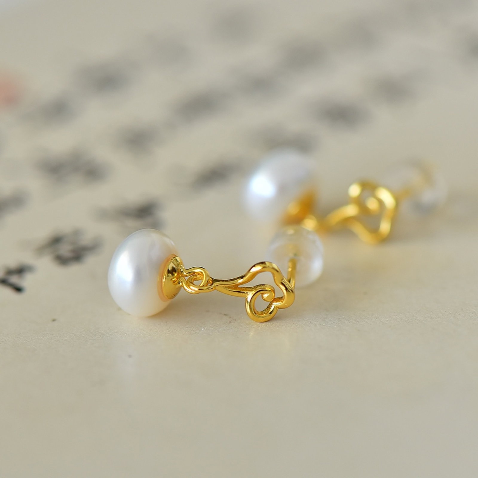 A Pair of Exquisite Sterling Silver-Gold Plated Inlaid Pearls Earrings - 4