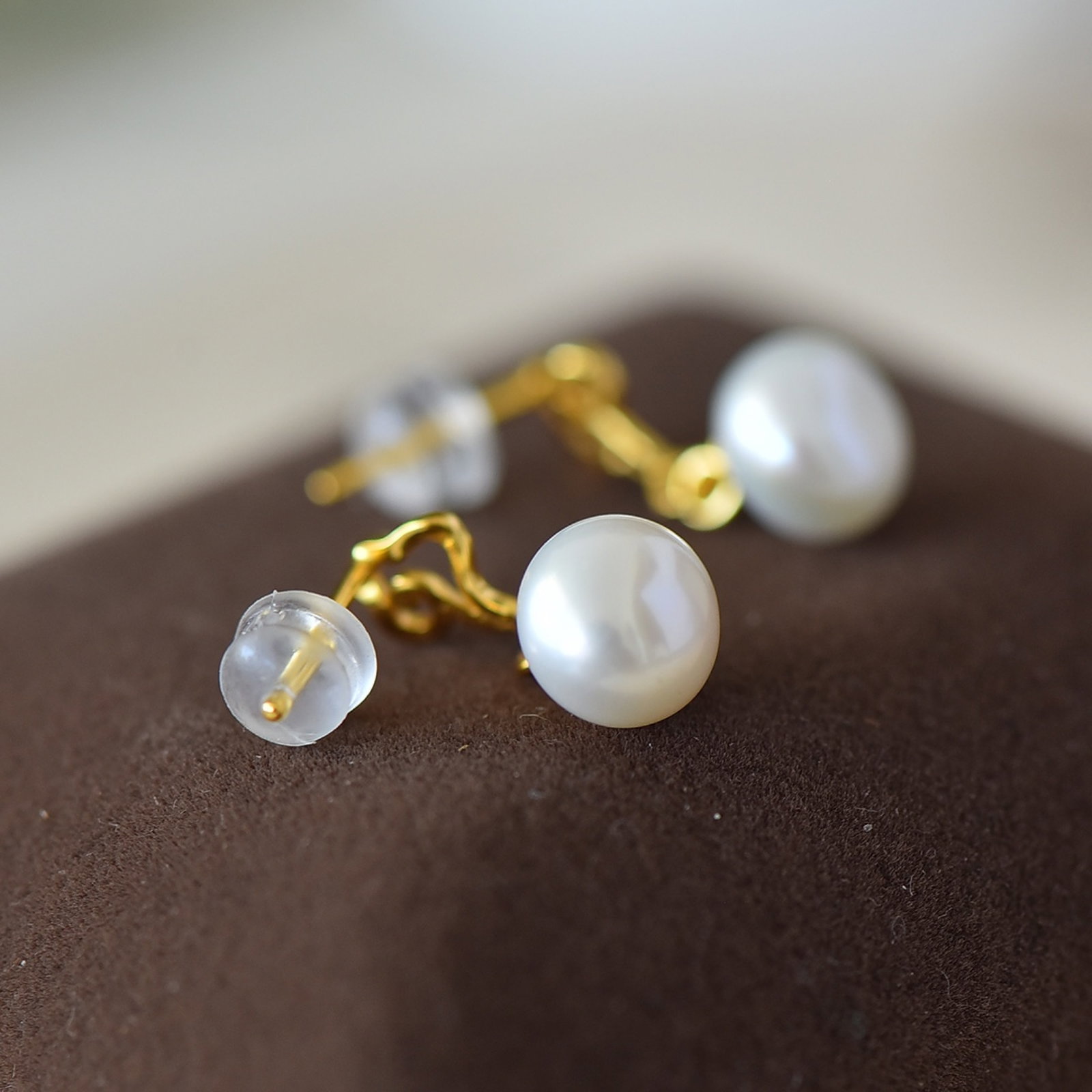A Pair of Exquisite Sterling Silver-Gold Plated Inlaid Pearls Earrings - 5