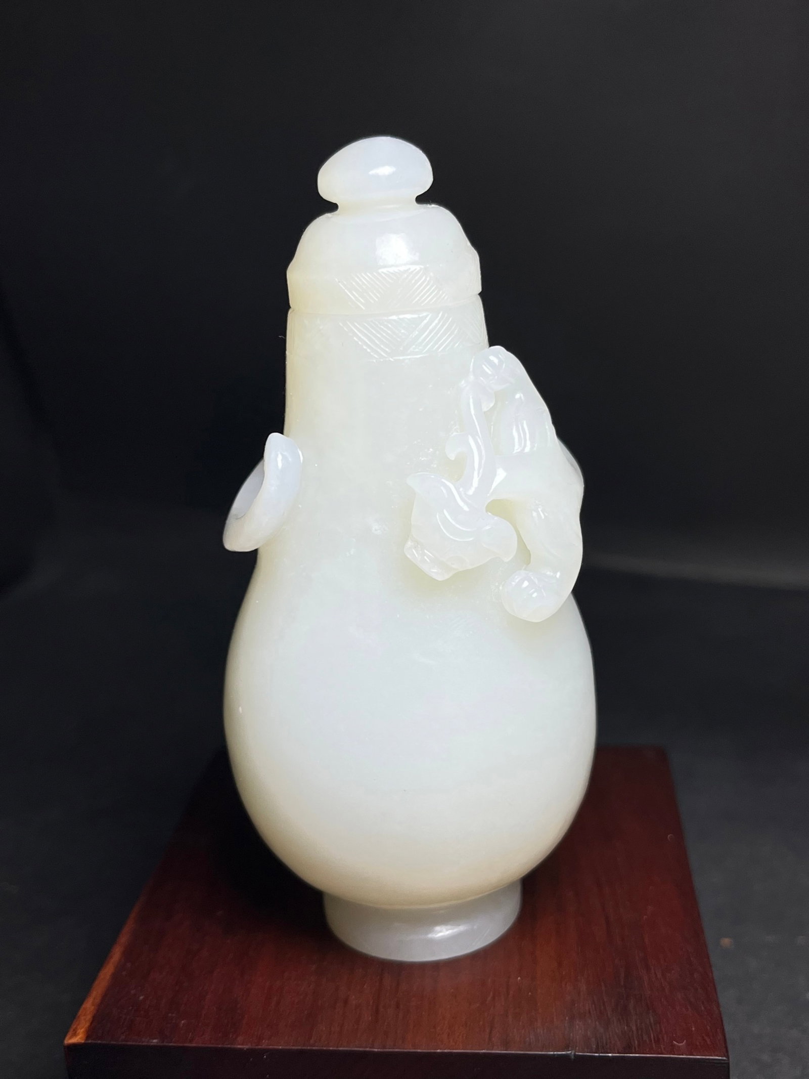 An Exquisite White Jade Chi-Dragon Pattern Bottle: Estimated Value:4000-8000 An Exquisite White Jade Chi-Dragon Pattern Bottle,Qing Dynasty,China,Size:101mmx47mmx48mm,Weight:173g 白玉螭龙纹盖瓶,中国