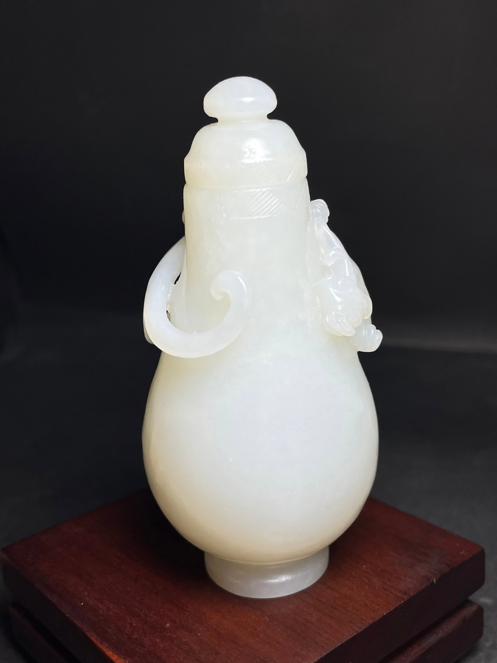 An Exquisite White Jade Chi-Dragon Pattern Bottle - 2