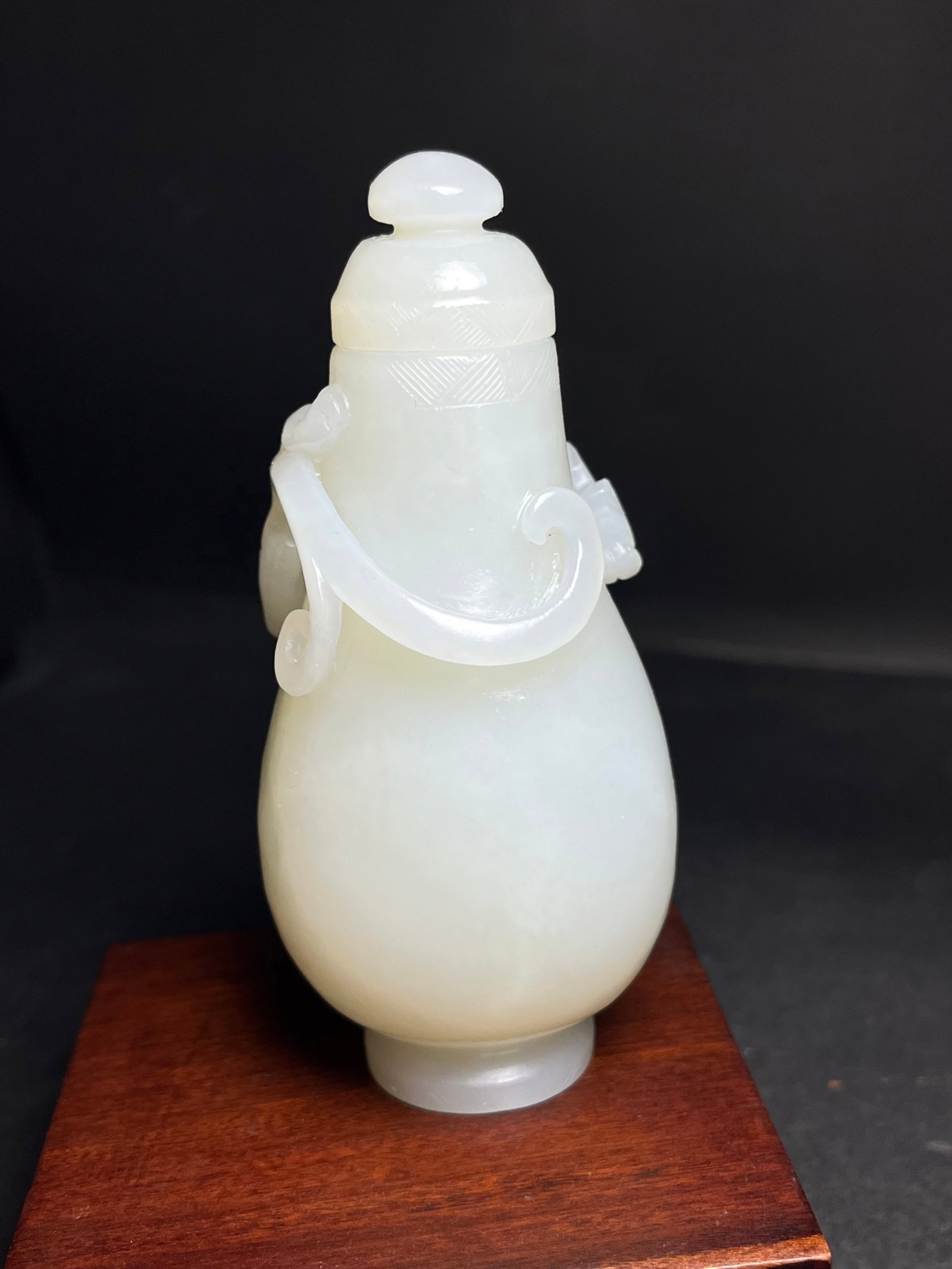An Exquisite White Jade Chi-Dragon Pattern Bottle - 3