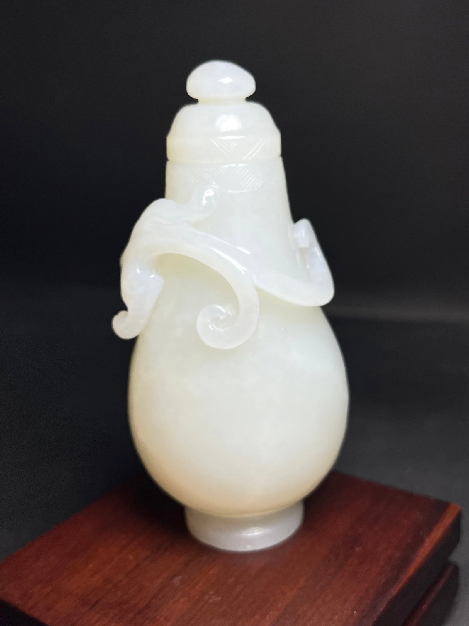 An Exquisite White Jade Chi-Dragon Pattern Bottle - 4