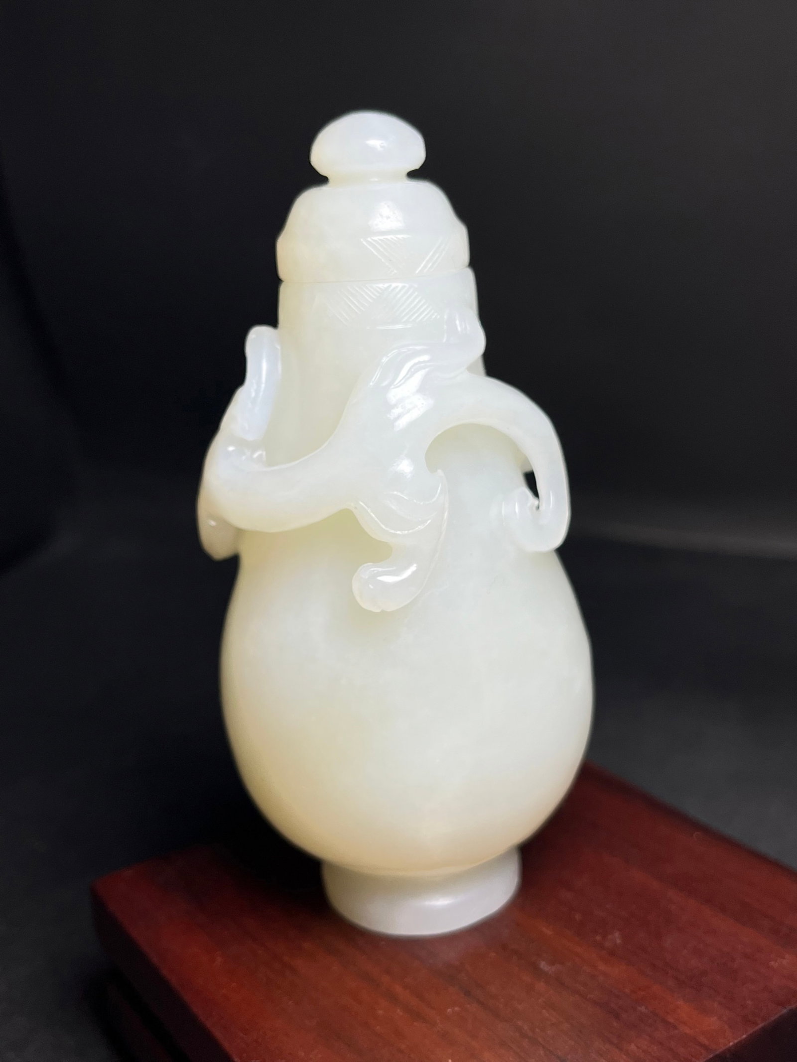 An Exquisite White Jade Chi-Dragon Pattern Bottle - 5