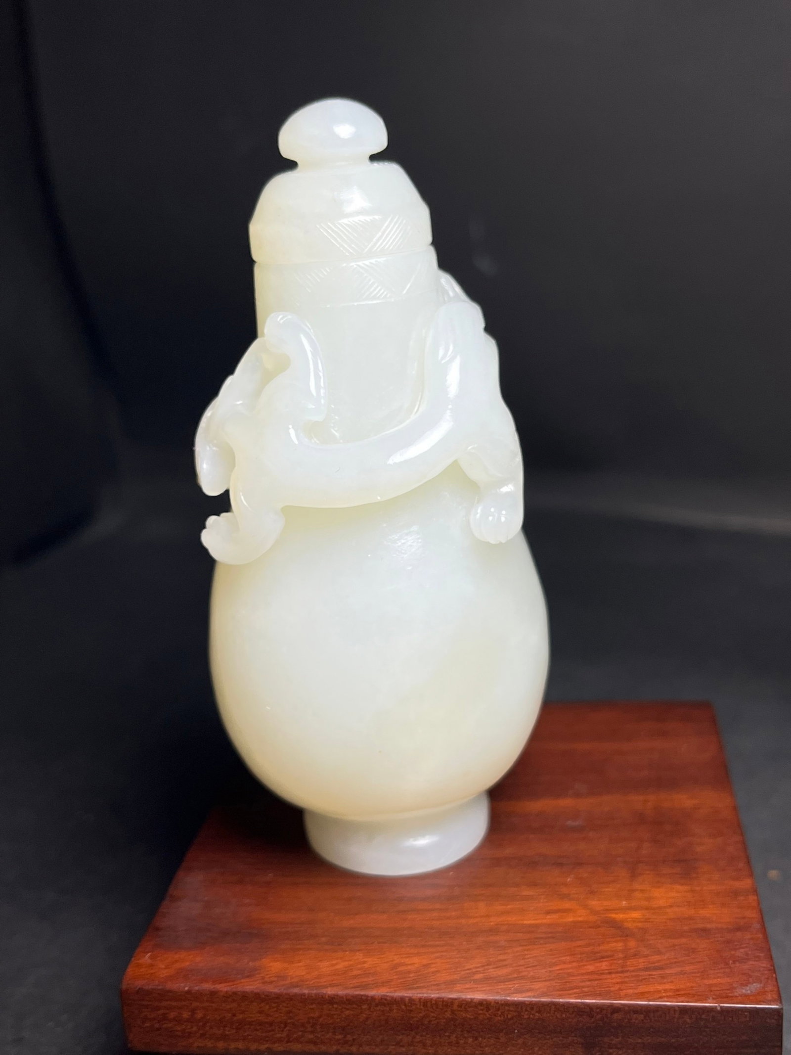 An Exquisite White Jade Chi-Dragon Pattern Bottle - 6