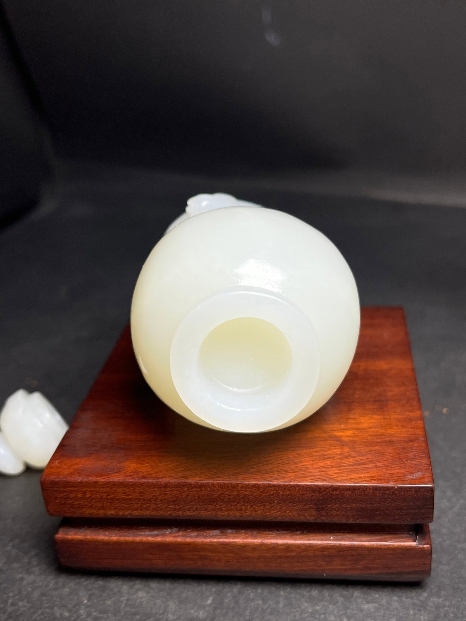 An Exquisite White Jade Chi-Dragon Pattern Bottle - 7