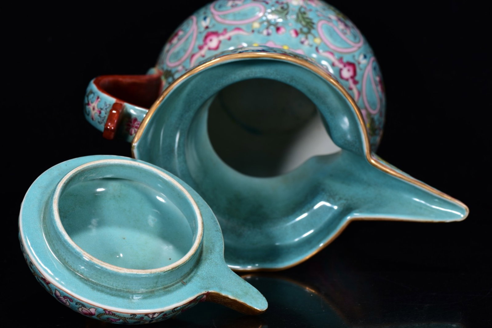 An Exquisite Turquoise Ground Famille-Rose Painted Gold Lotus Pattern Ewer - 4