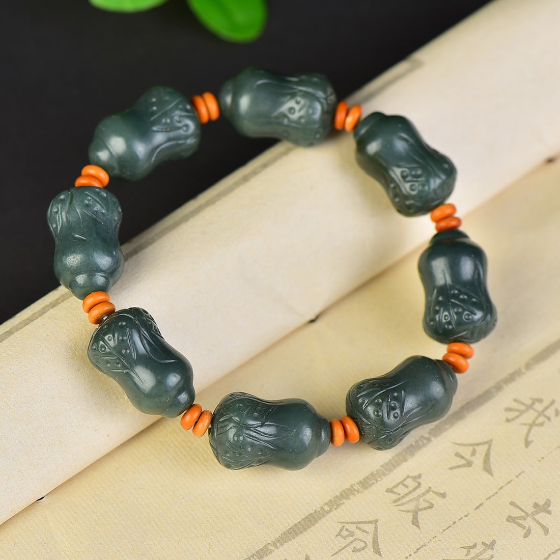 An Exquisite Sapphire Cabbage Pattern Bracelets - 2