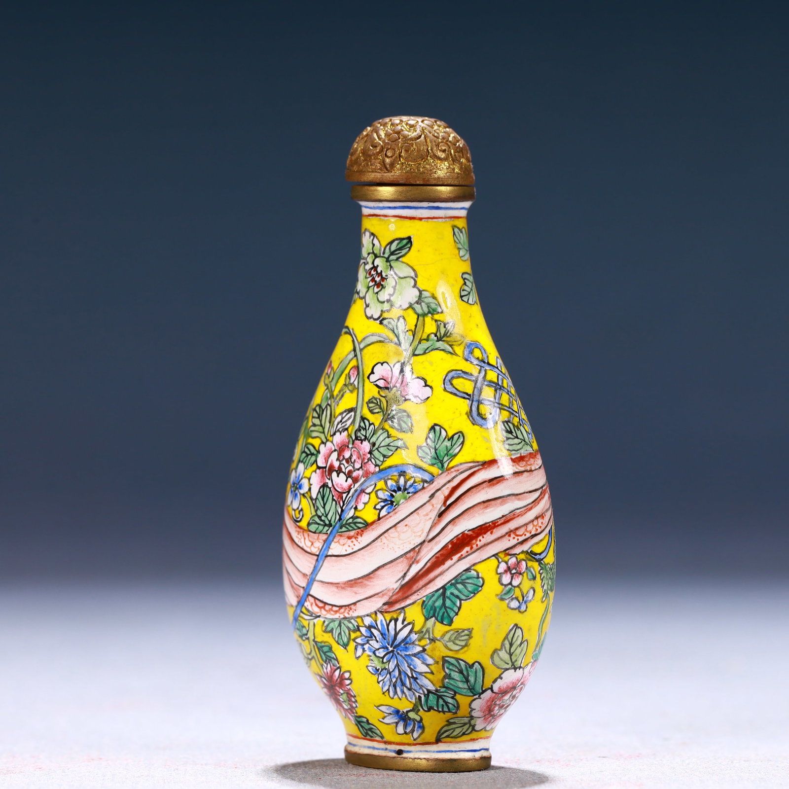 An Exquisite Painted Enamel Flower Pattern Snuff Bottle - 2