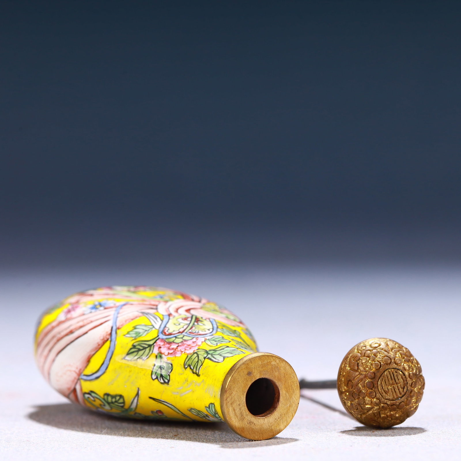 An Exquisite Painted Enamel Flower Pattern Snuff Bottle - 7