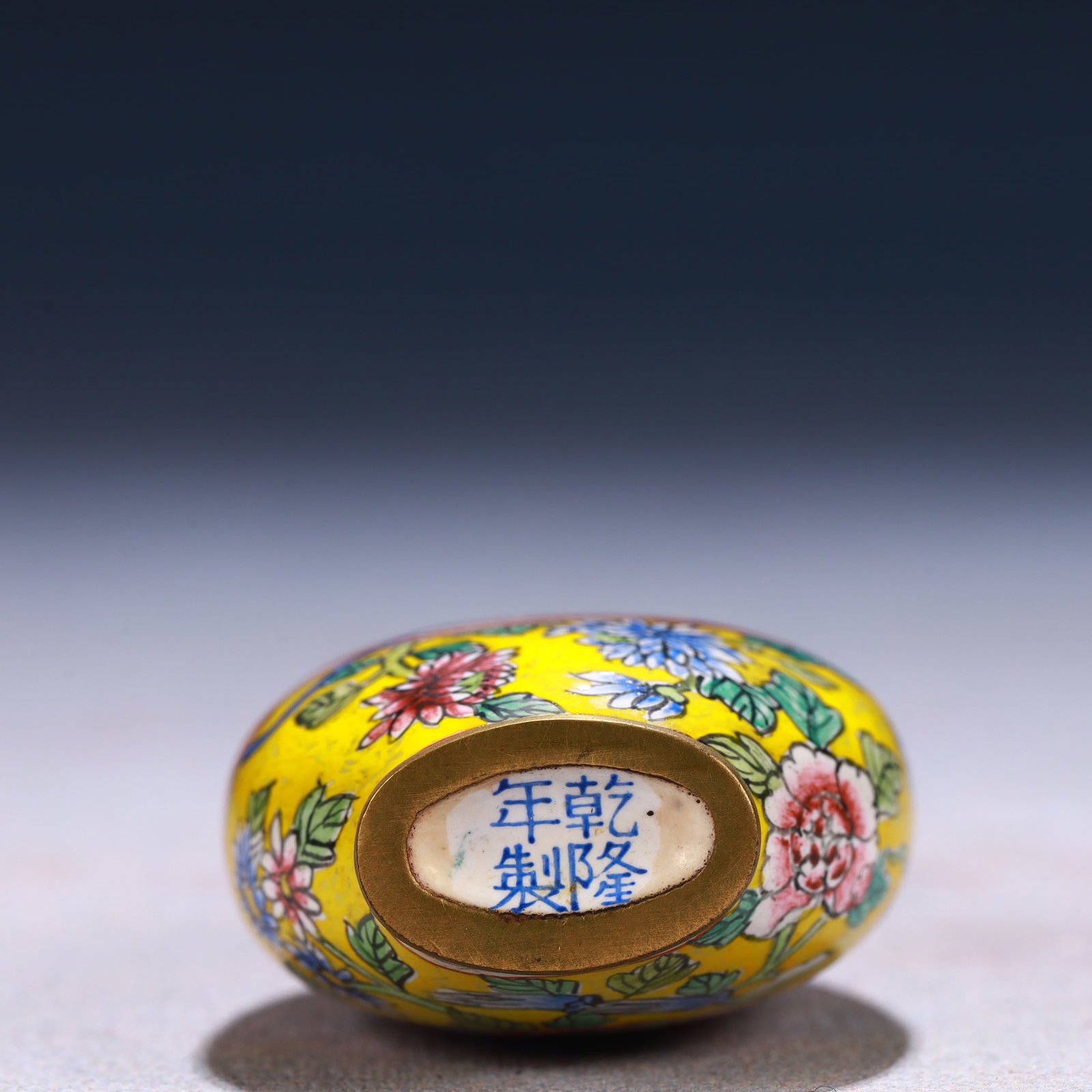 An Exquisite Painted Enamel Flower Pattern Snuff Bottle - 8