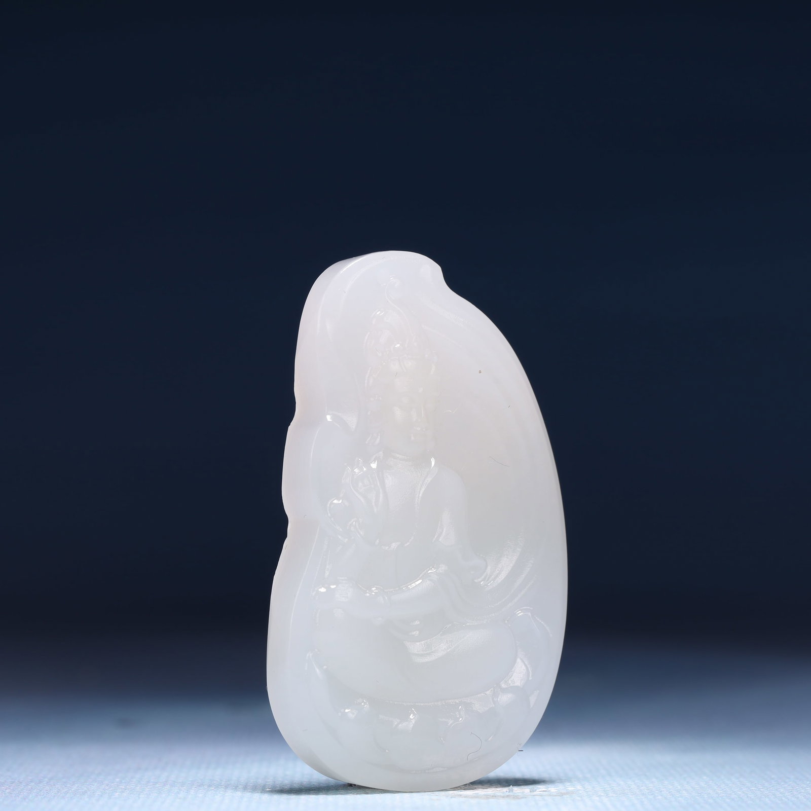 An Exquisite White Jade Statue of Avalokitesvara Pendant - 3
