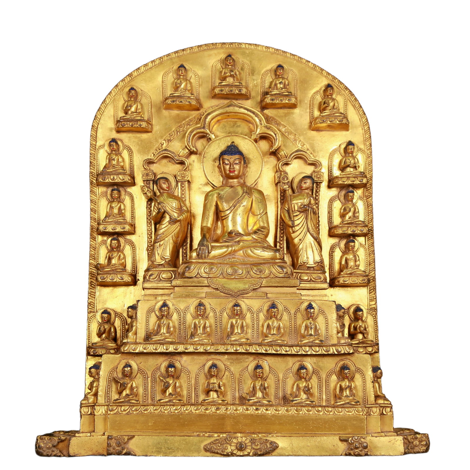 A huge gilt bronze statue of Sakyamuni: Estimated Value:14000-28000 large gilt bronze statue of Sakyamuni with inscription, Qing Dynasty, China, Qianlong six-character mark, the face of the Buddha has a calm, kind and serene expression,