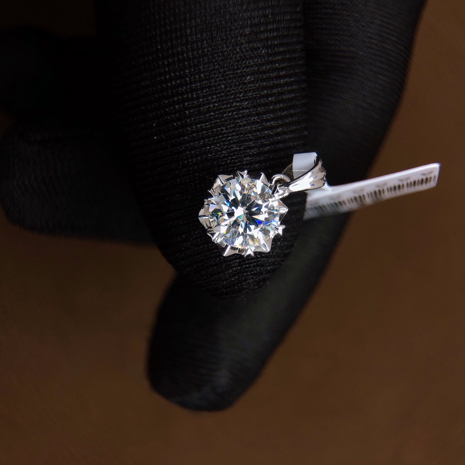 1Ctw Diamond Pendant: Estimated Value:1900-3800 1Ctw Diamond Pendant,Size:8mmx8mm 1Ctw钻石吊坠