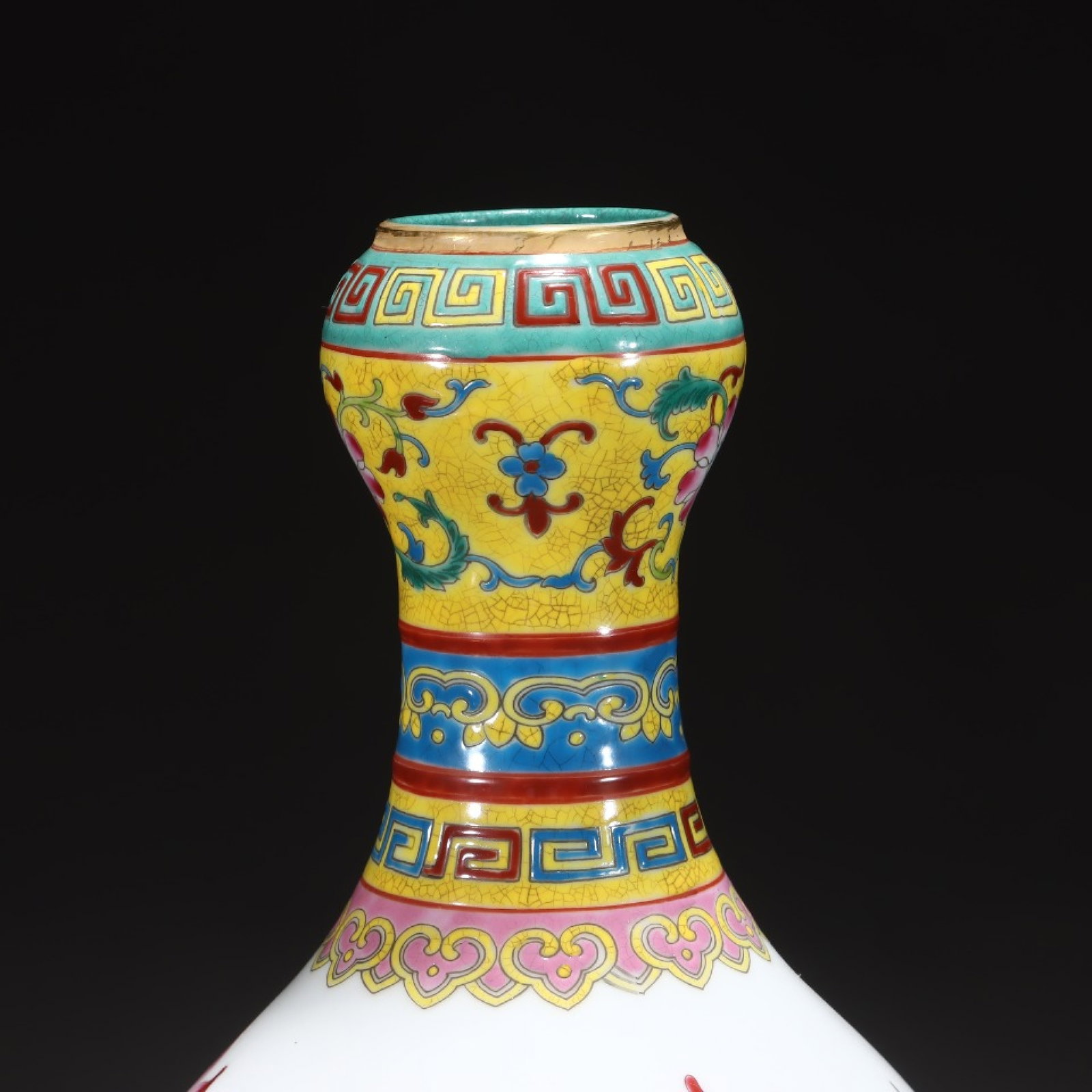 An Exquisite Yellow Ground Famille-Rose Painted Gold Lotus and Butterfly Pattern Vase - 4