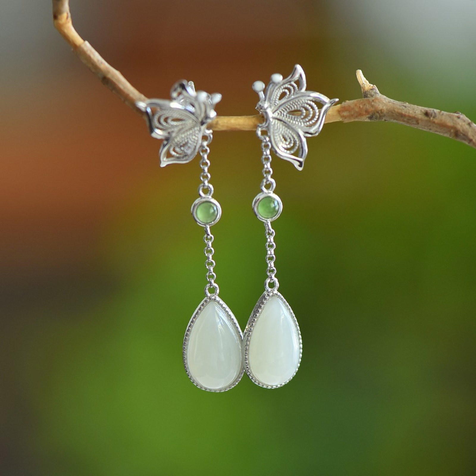 A Pair of Exquisite Sterling Silver Inlaid White Jade Earrings: Estimated Value:200-400 A Pair of Exquisite Sterling Silver Inlaid White Jade Earrings,Size:8mmx16mm 一对纯银镶白玉耳环