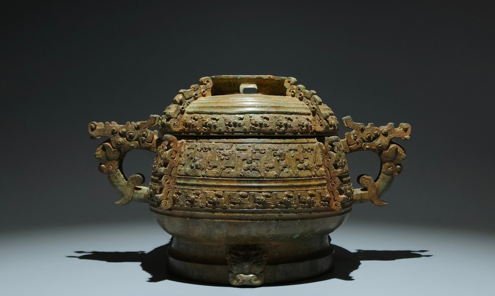 An Archaic Bronze Interlaced Chi-Dragon Pattern Beast-Ears Food Vessel,With Inscription: Estimated Value:3600-7500 An Archaic Bronze Interlaced Chi-Dragon Pattern Beast-Ears Food Vessel,With Inscription,the Spring and Autumn in Period in China,Size:8.5inx14.2inx8.7in