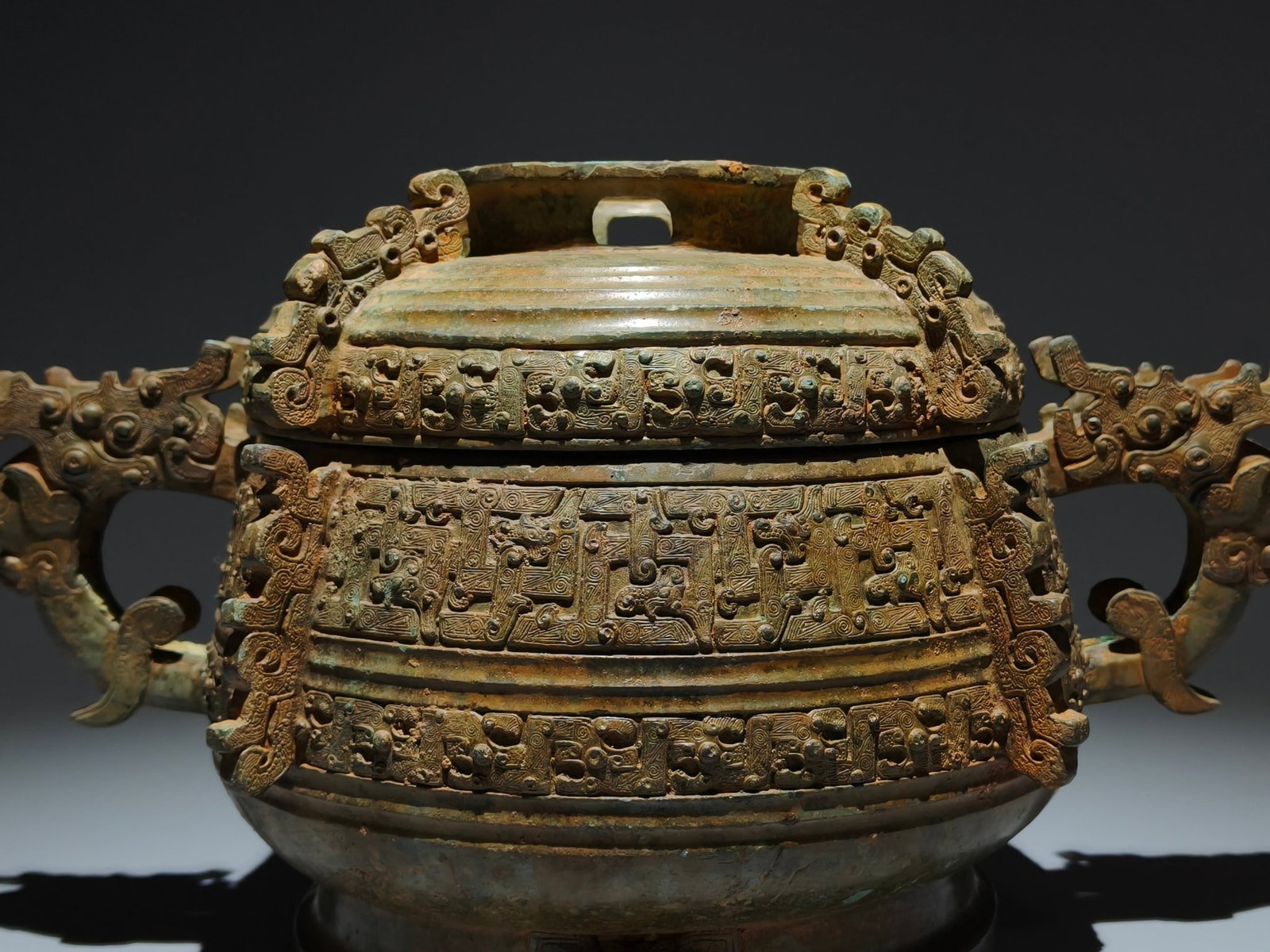 An Archaic Bronze Interlaced Chi-Dragon Pattern Beast-Ears Food Vessel,With Inscription - 2