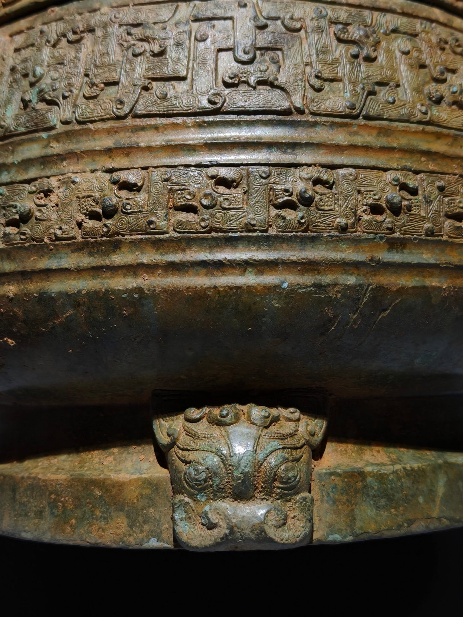 An Archaic Bronze Interlaced Chi-Dragon Pattern Beast-Ears Food Vessel,With Inscription - 3