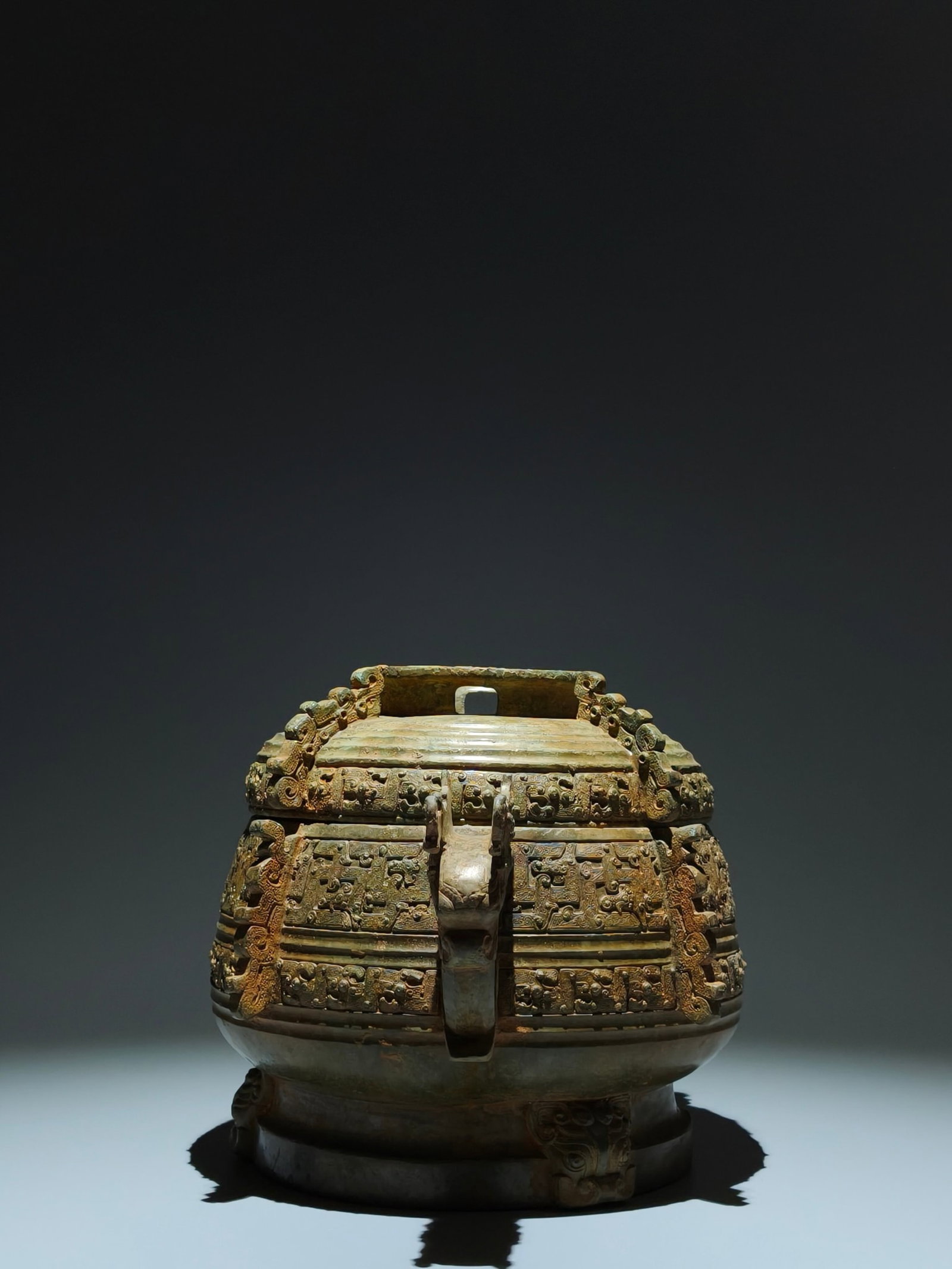 An Archaic Bronze Interlaced Chi-Dragon Pattern Beast-Ears Food Vessel,With Inscription - 4
