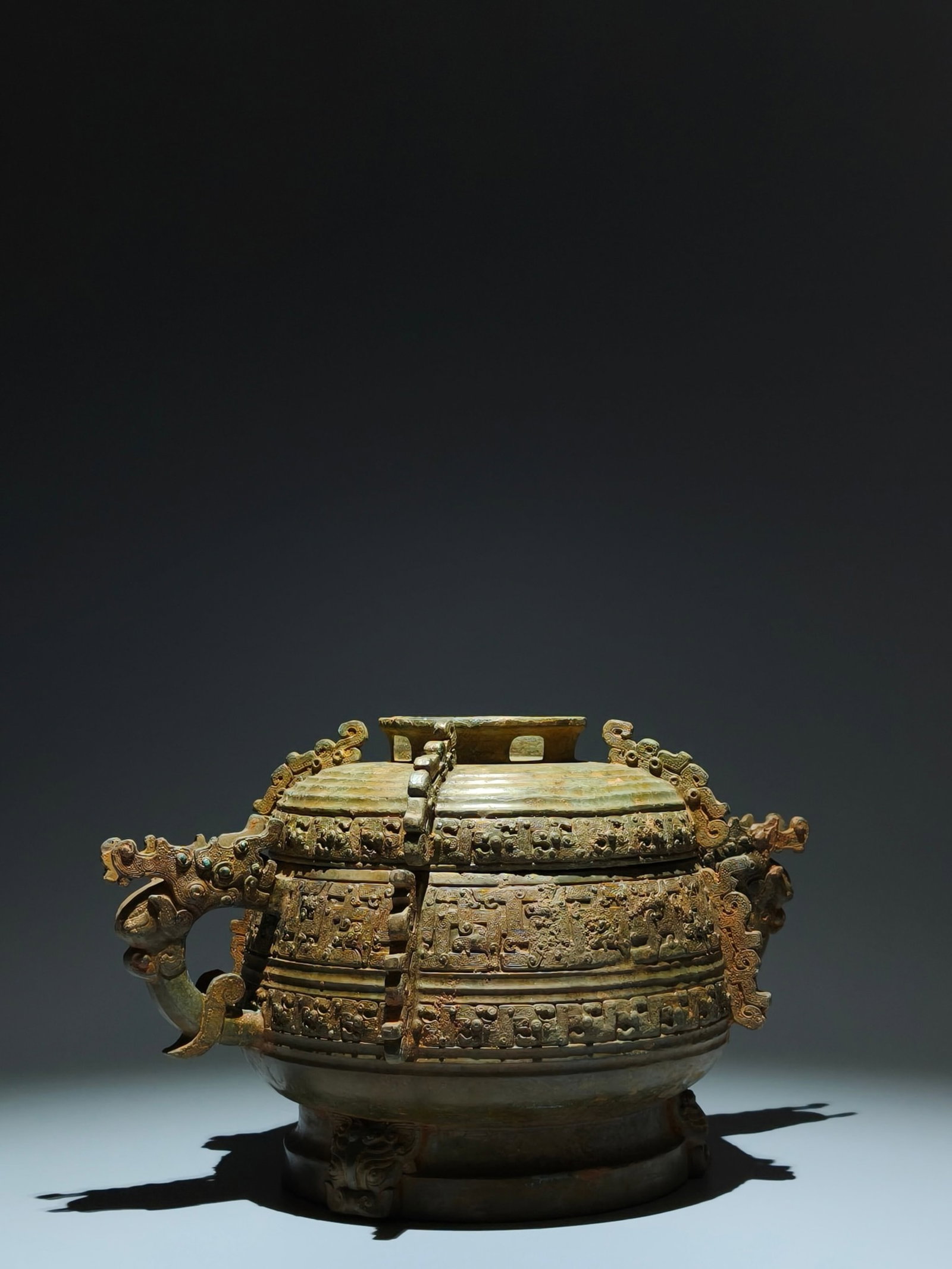 An Archaic Bronze Interlaced Chi-Dragon Pattern Beast-Ears Food Vessel,With Inscription - 5