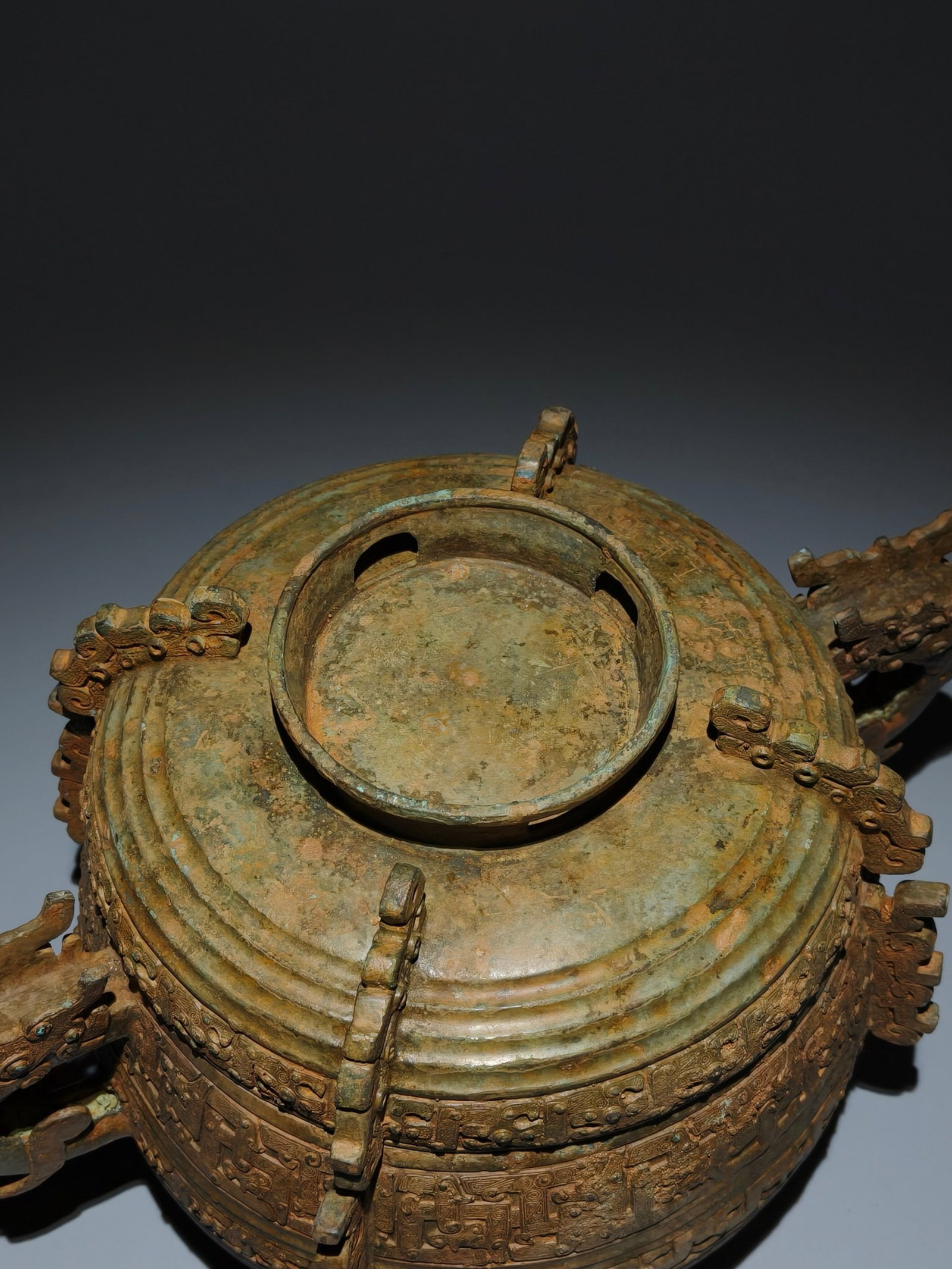An Archaic Bronze Interlaced Chi-Dragon Pattern Beast-Ears Food Vessel,With Inscription - 6