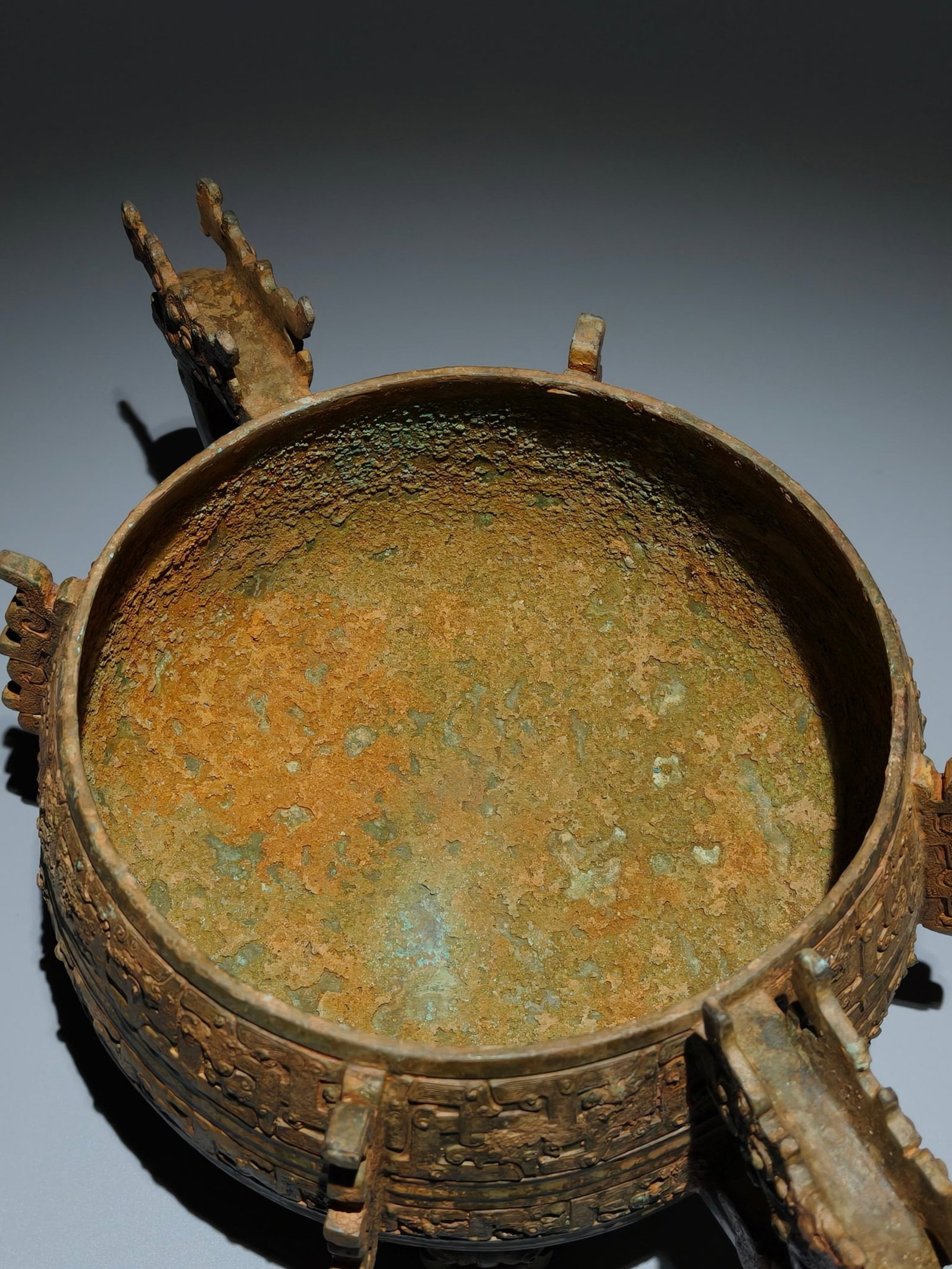 An Archaic Bronze Interlaced Chi-Dragon Pattern Beast-Ears Food Vessel,With Inscription - 8