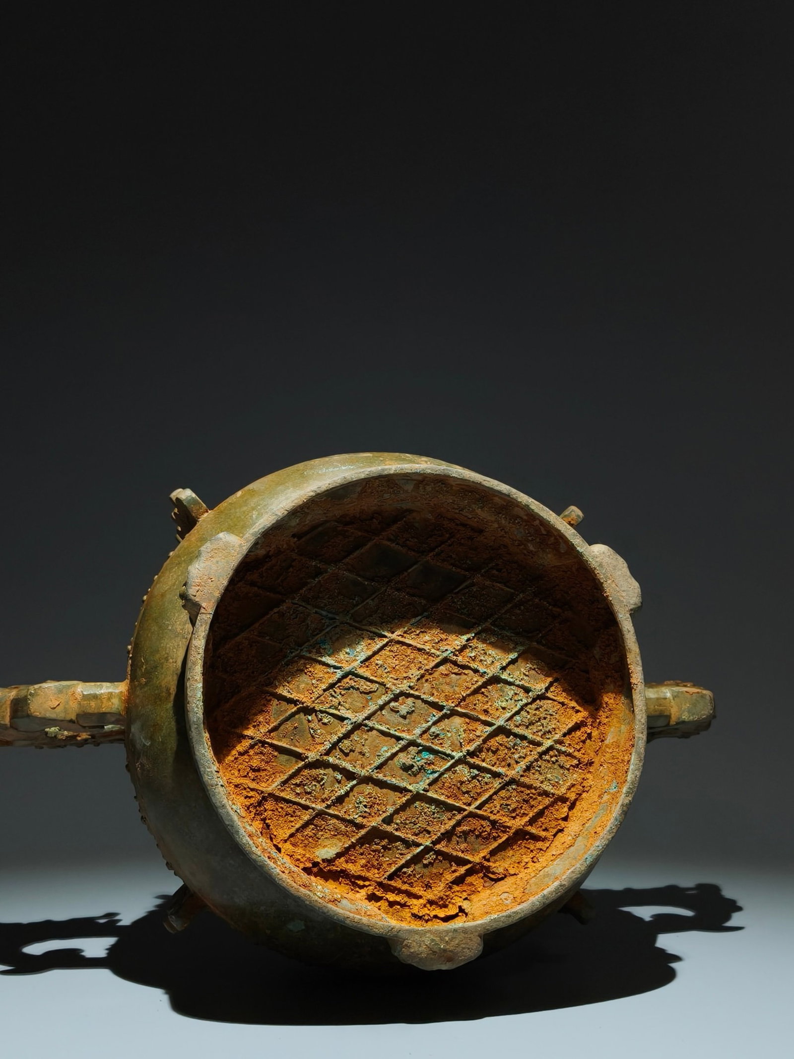An Archaic Bronze Interlaced Chi-Dragon Pattern Beast-Ears Food Vessel,With Inscription - 9