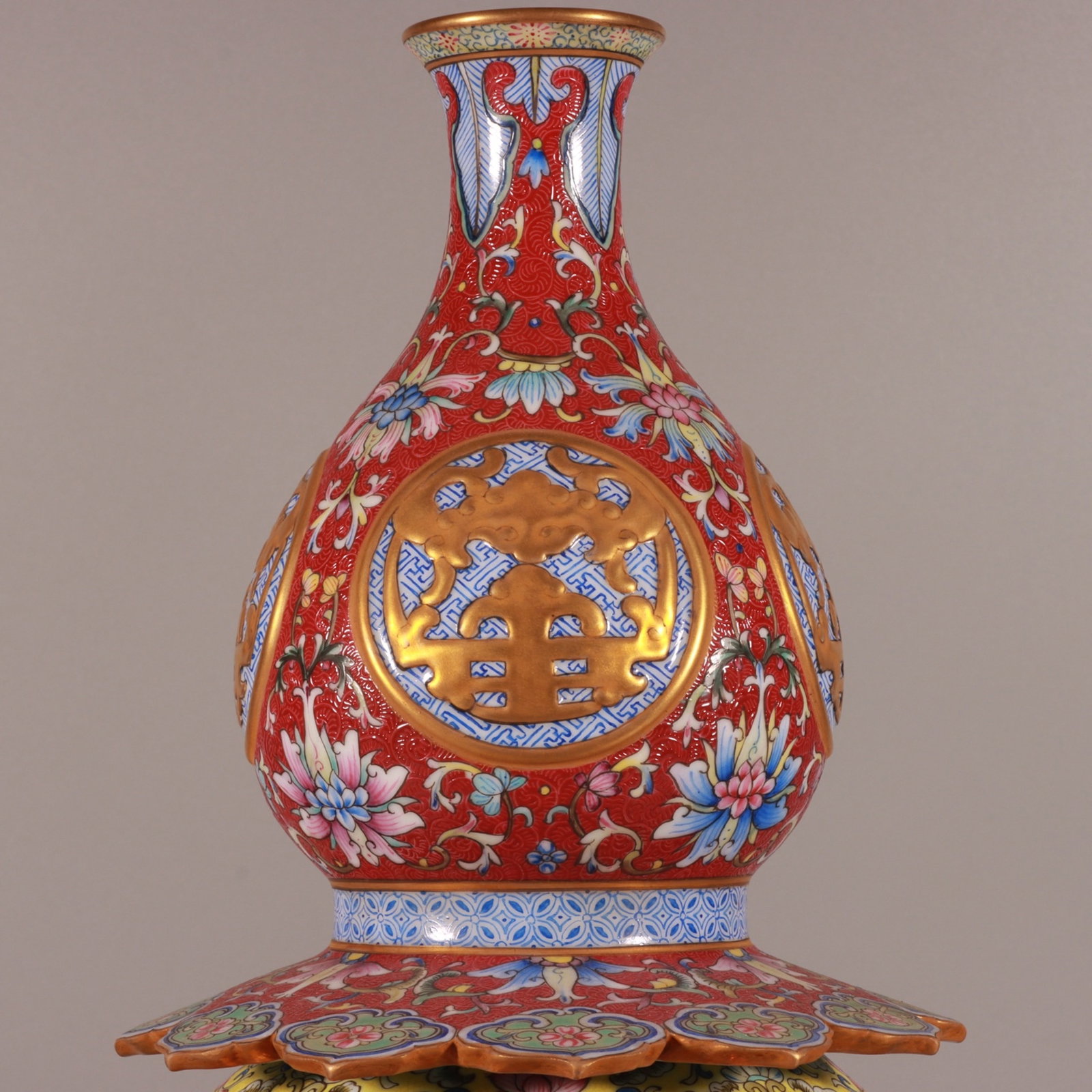 A Rare Famille-Rose Ruby Red-Ground Painted Gold Hollow Flower Pattern Gourd Vase - 2