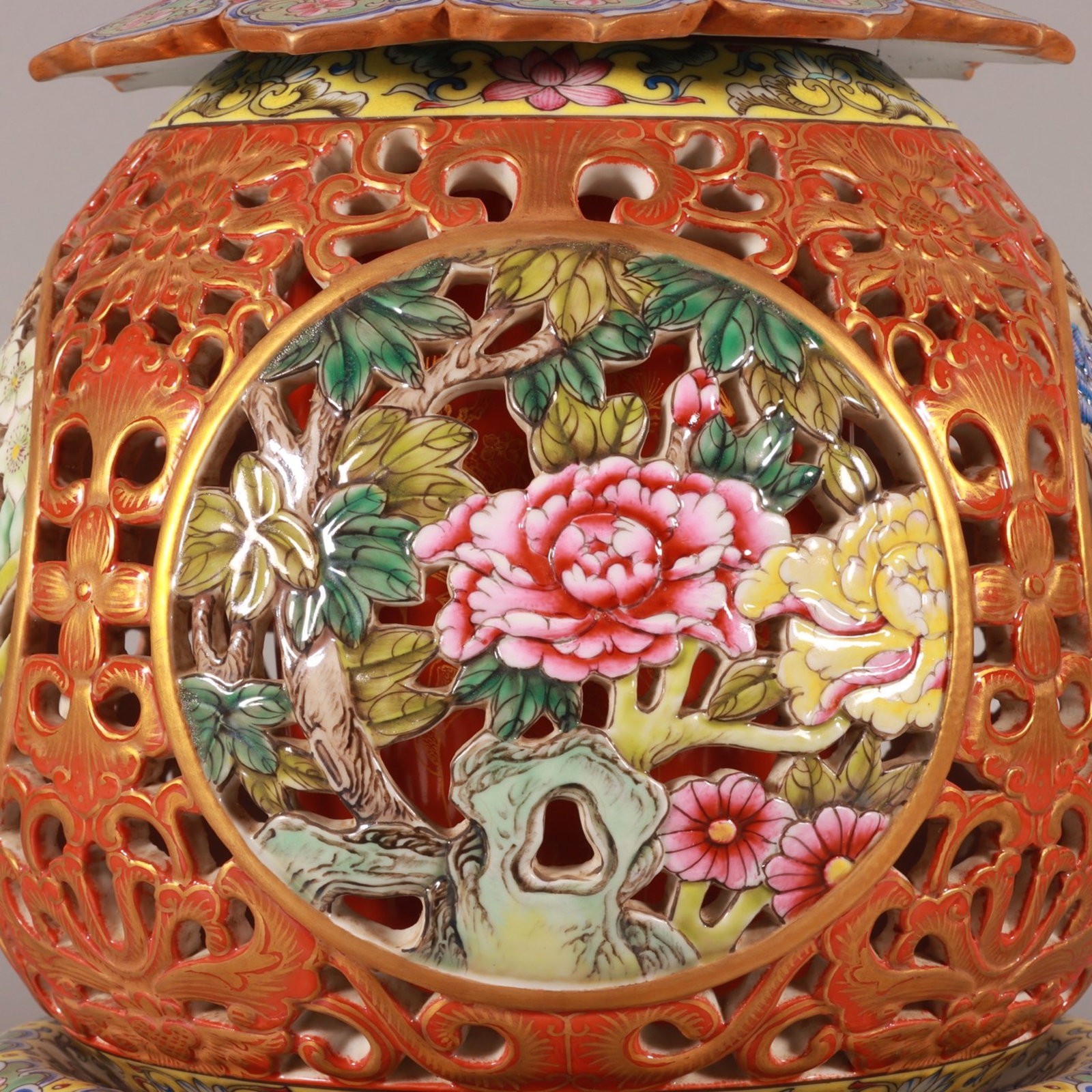A Rare Famille-Rose Ruby Red-Ground Painted Gold Hollow Flower Pattern Gourd Vase - 3