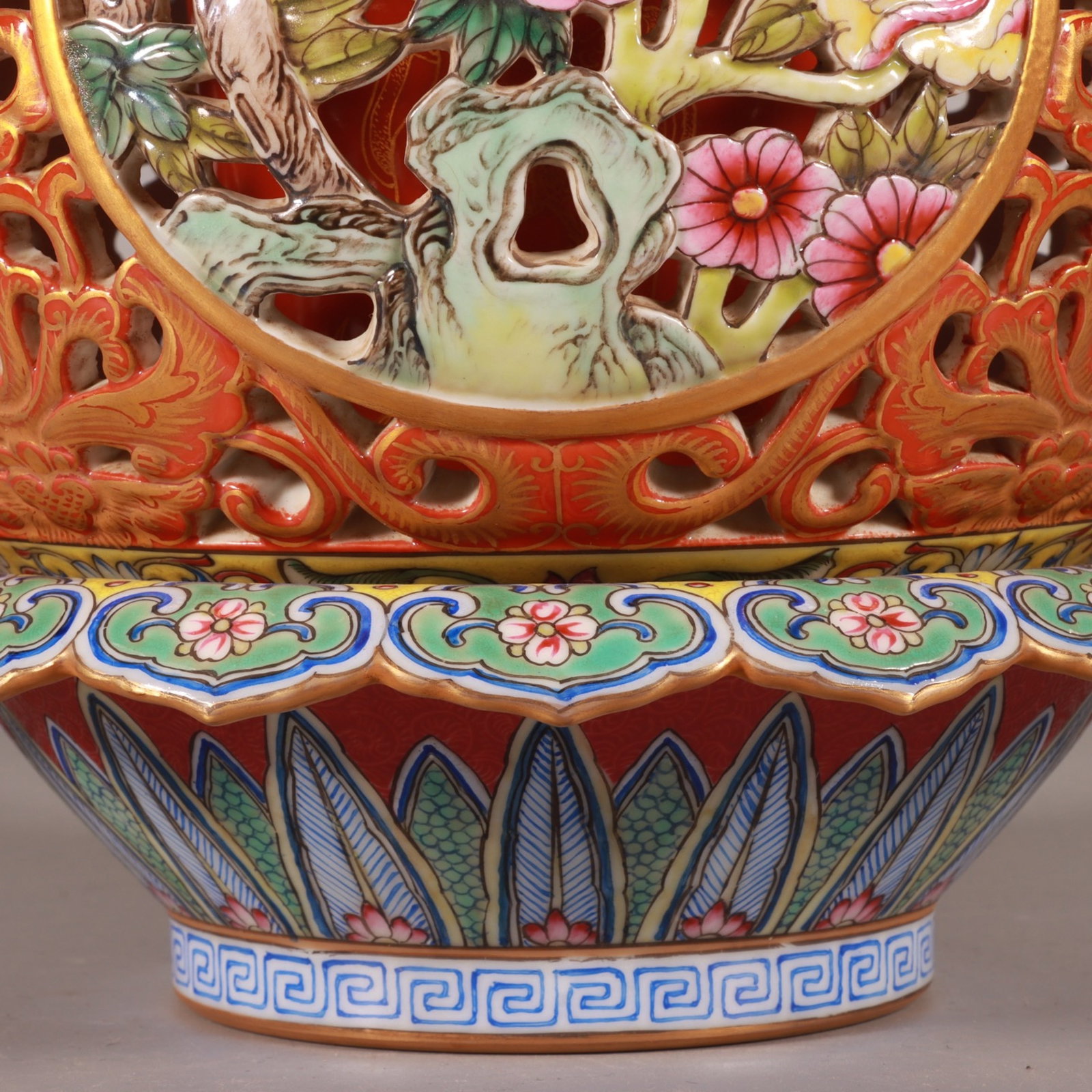 A Rare Famille-Rose Ruby Red-Ground Painted Gold Hollow Flower Pattern Gourd Vase - 4