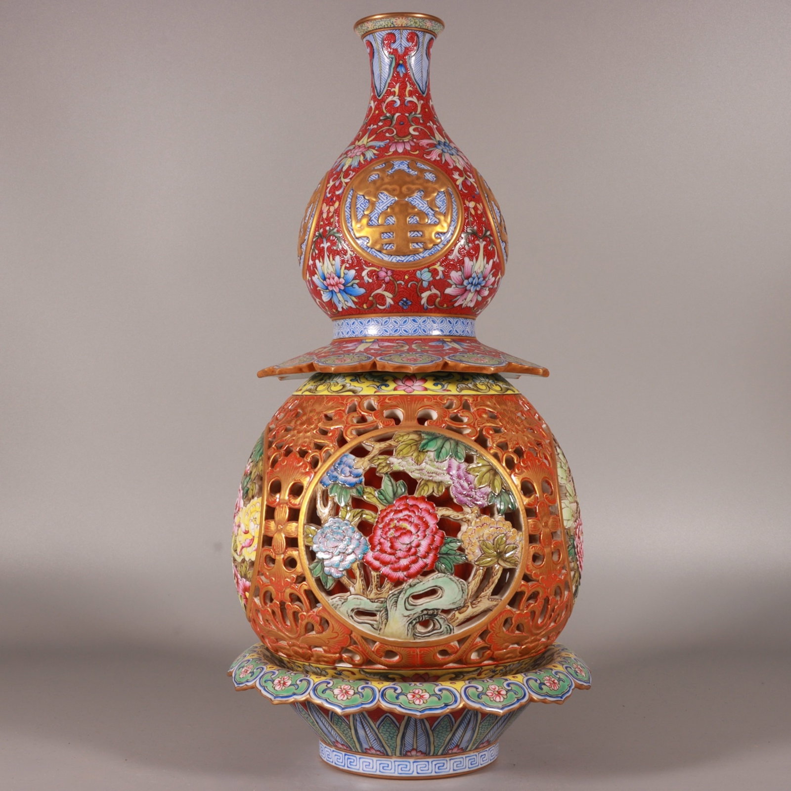 A Rare Famille-Rose Ruby Red-Ground Painted Gold Hollow Flower Pattern Gourd Vase - 5