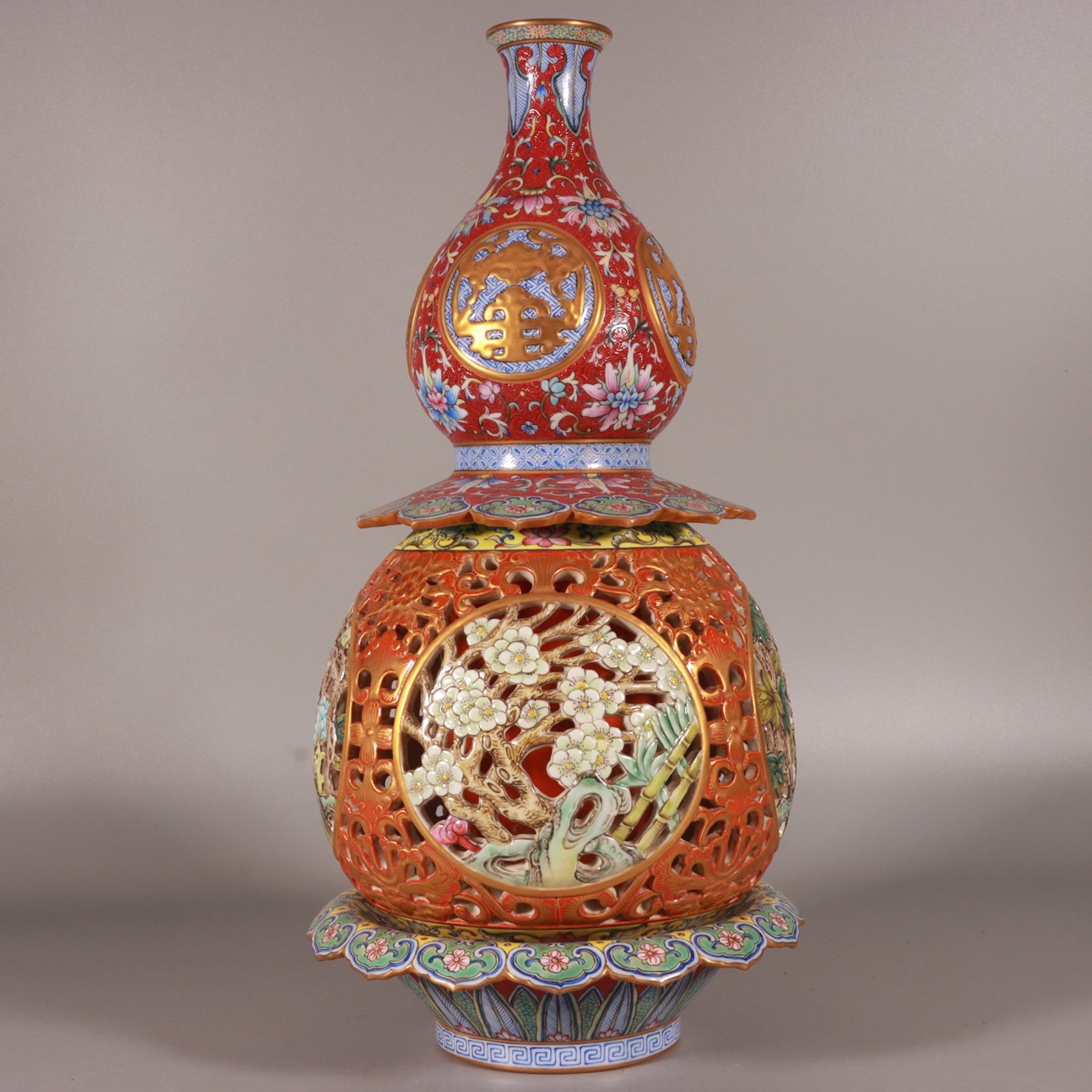 A Rare Famille-Rose Ruby Red-Ground Painted Gold Hollow Flower Pattern Gourd Vase - 7