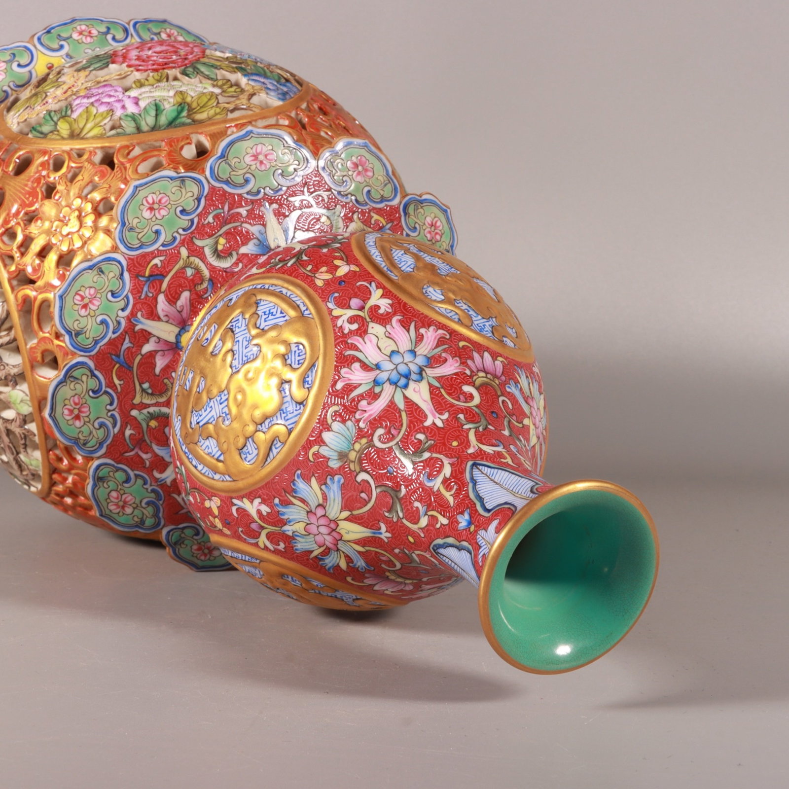 A Rare Famille-Rose Ruby Red-Ground Painted Gold Hollow Flower Pattern Gourd Vase - 8