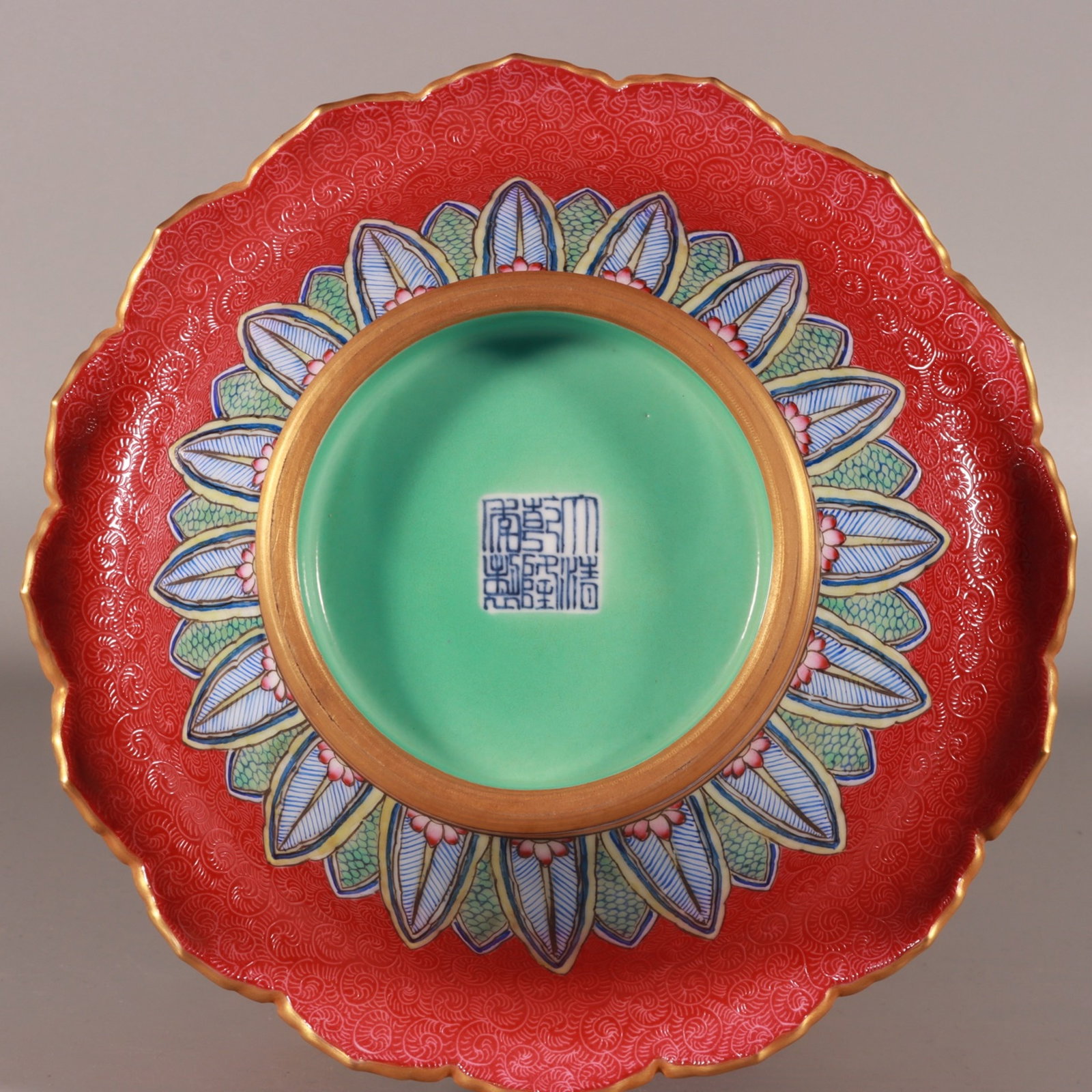 A Rare Famille-Rose Ruby Red-Ground Painted Gold Hollow Flower Pattern Gourd Vase - 9