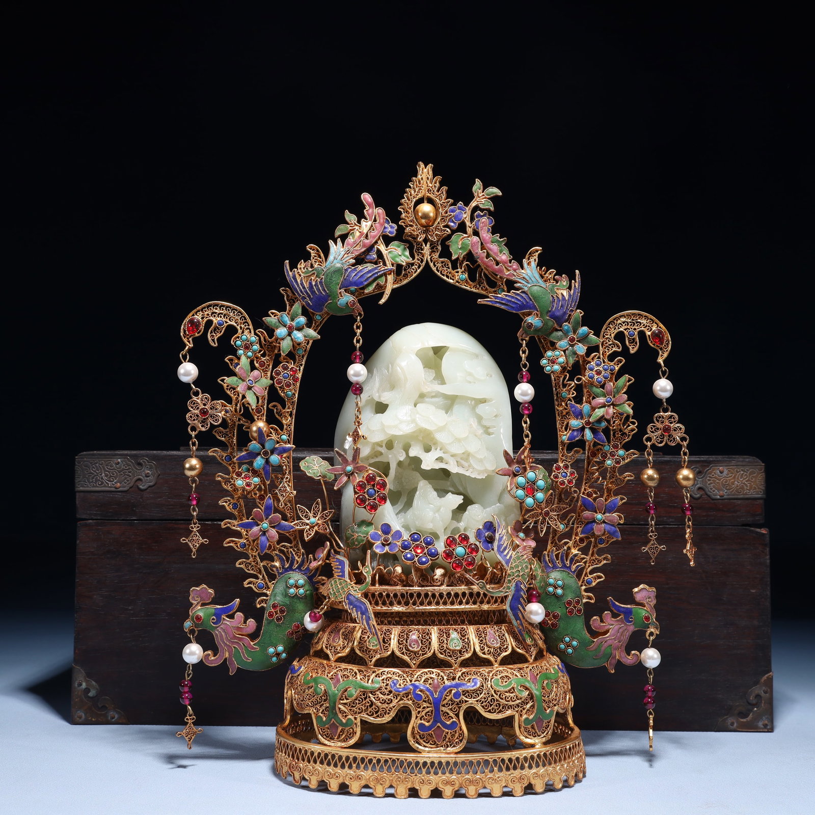 An Exquisite Filigree and Gilding Inlaid White Jade Landscape Pattern Ornament,Inlaid Gems: Estimated Value:4800-9600 An Exquisite Filigree and Gilding Inlaid White Jade Landscape Pattern Ornament,Inlaid Gems,Qing Dynasty,China,Qianlong Four-character