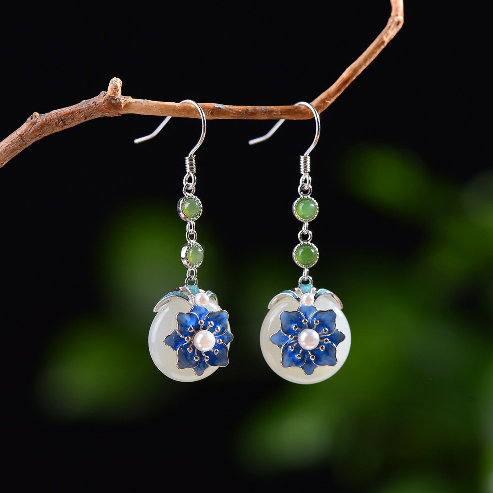 A Pair of Exquisite Sterling Silver Inlaid White Jade Enamel Earrings,Inlaid Pearls: Estimated Value:600-1200 A Pair of Exquisite Sterling Silver Inlaid White Jade Enamel Earrings,Inlaid Pearls,Size:15mmx15mm 一对纯银镶白玉珐琅 