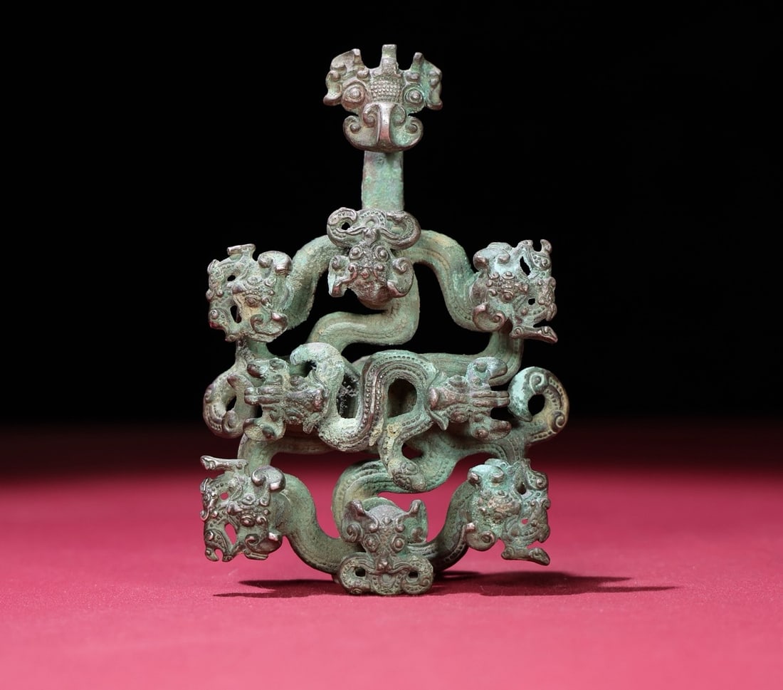 An Exquisite Silver Dragon Pattern Hook: Estimated Value:4800-9600 An Exquisite Silver Dragon Pattern Hook,Qing Dynasty,China,Size:119mmx80mmx35mm,Weight:299g 银龙纹带钩,中国清代