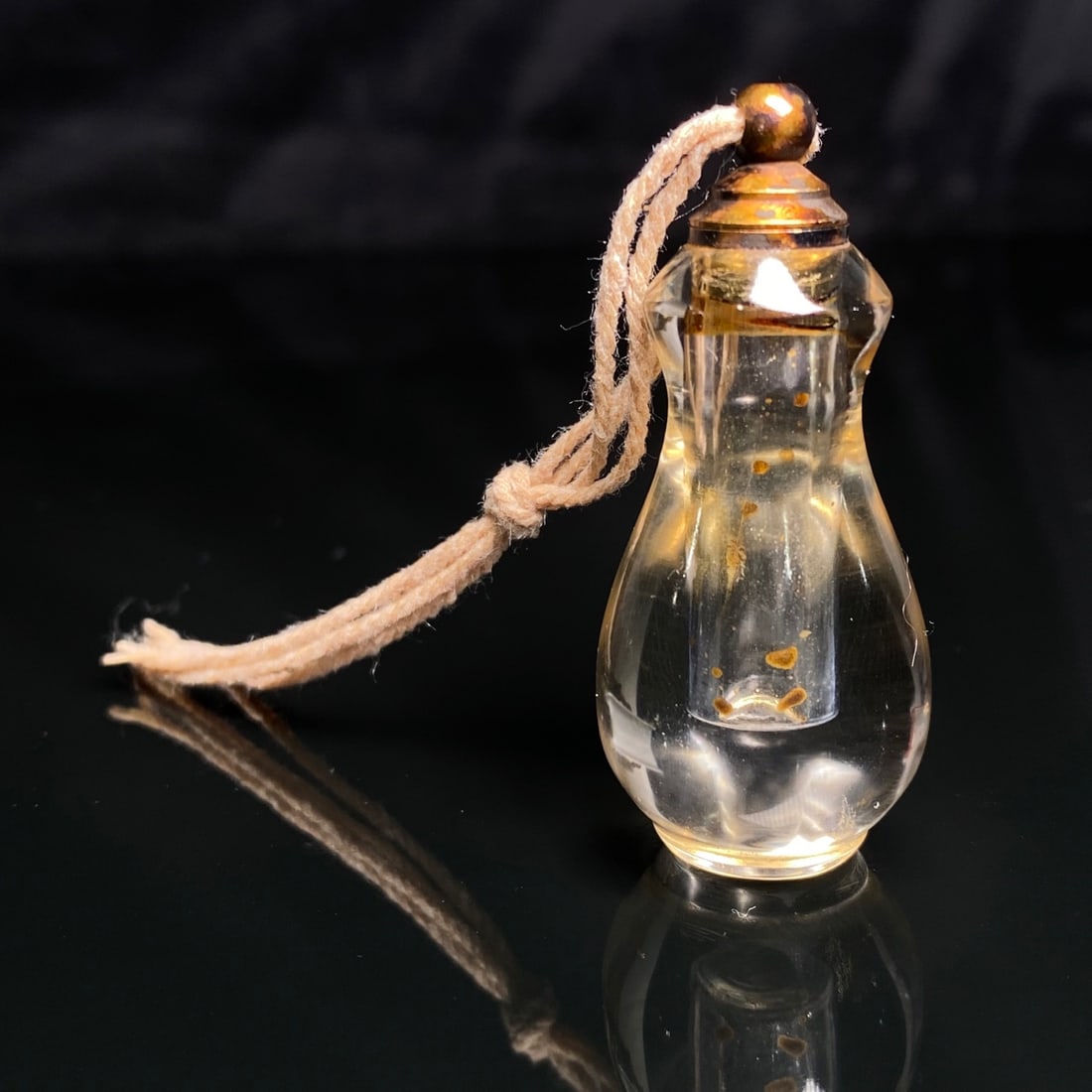 An Exquisite Crystal Vase-Shaped Pendant: Estimated Value:400-800 An Exquisite Crystal Vase-Shaped Pendant,Size:50mmx22mm,Weight:26.3g 水晶瓶形挂件