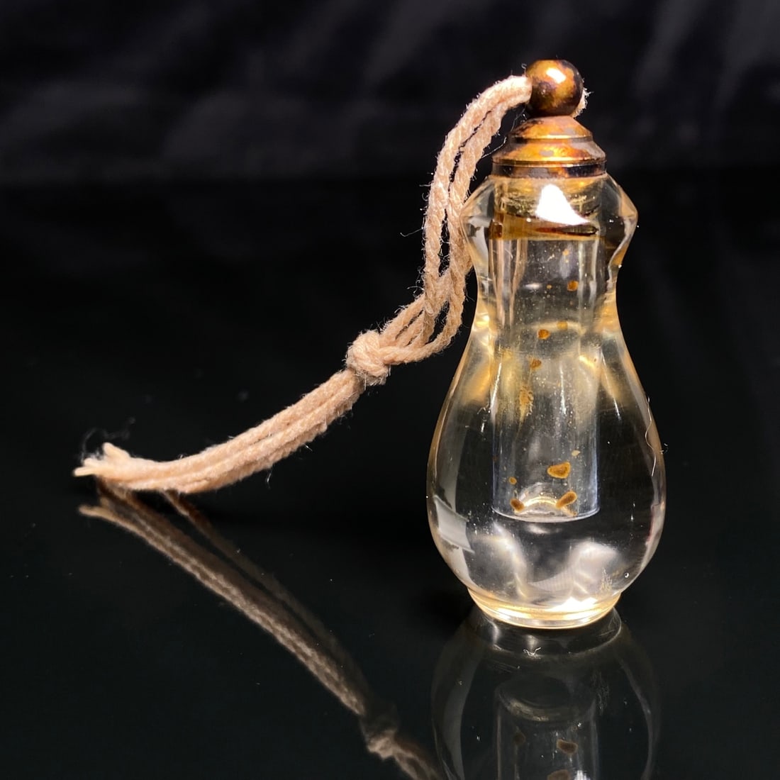 An Exquisite Crystal Vase-Shaped Pendant - 2