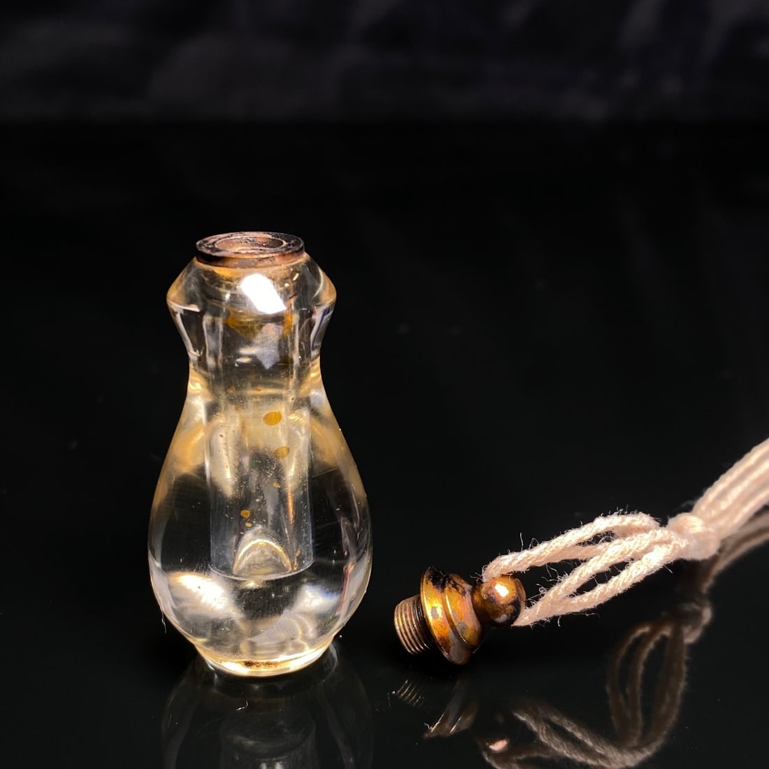 An Exquisite Crystal Vase-Shaped Pendant - 6