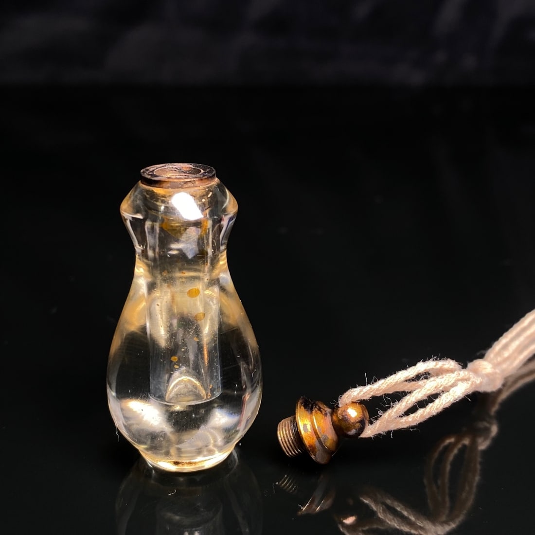 An Exquisite Crystal Vase-Shaped Pendant - 8