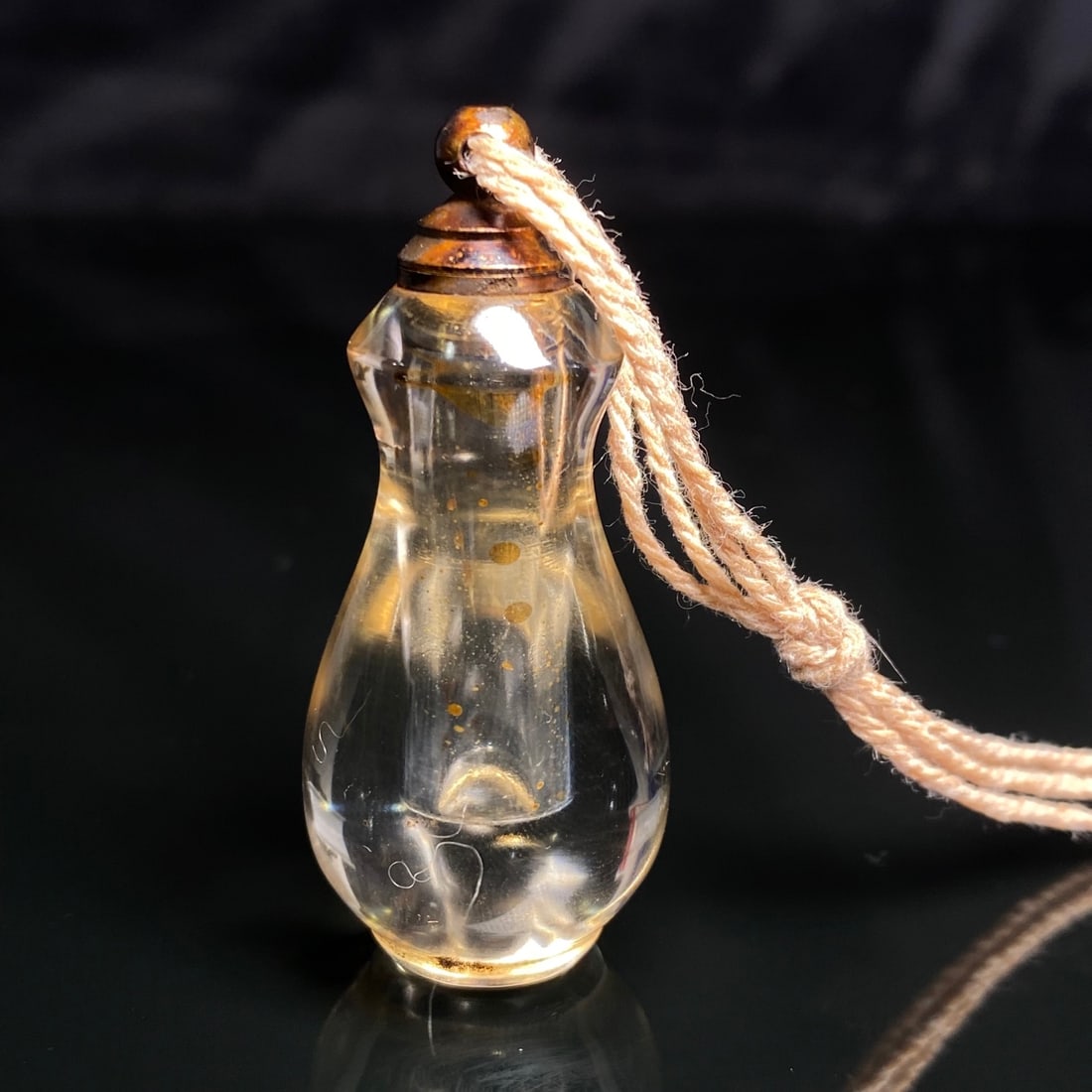 An Exquisite Crystal Vase-Shaped Pendant - 9