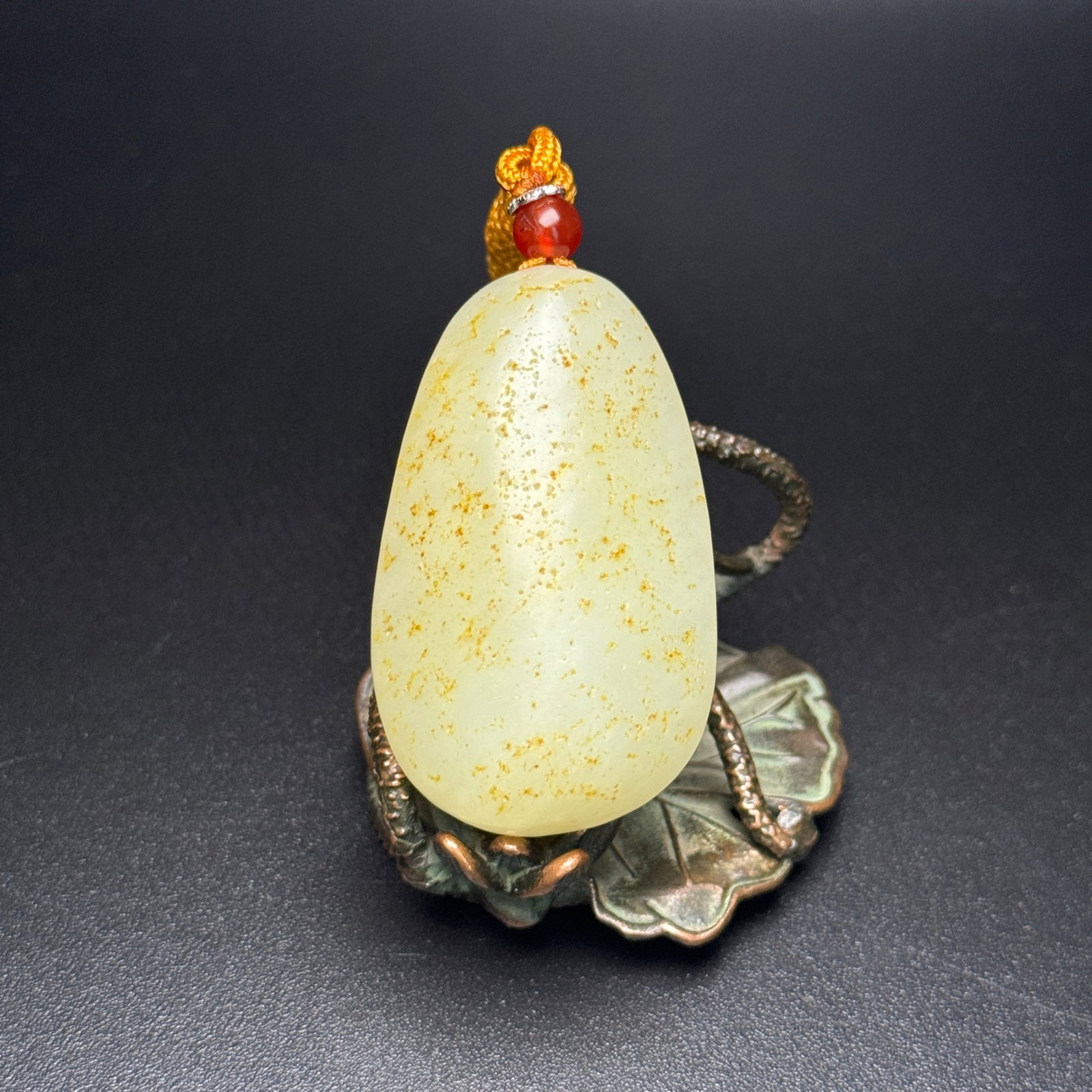 An Exquisite White Jade Buddha Statue Pattern Pendant - 2