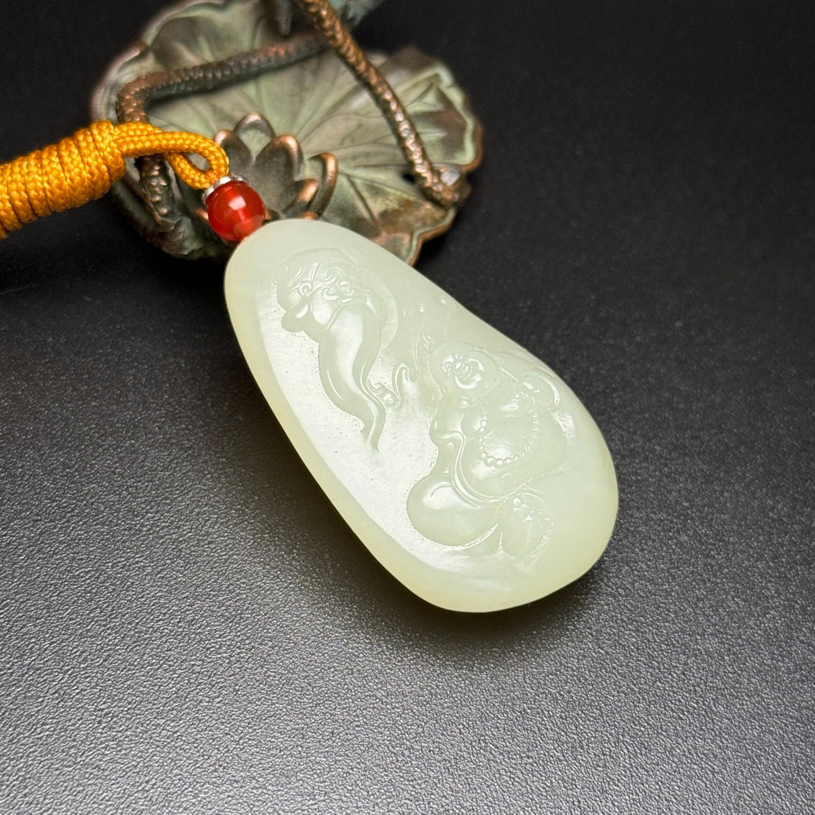An Exquisite White Jade Buddha Statue Pattern Pendant - 3