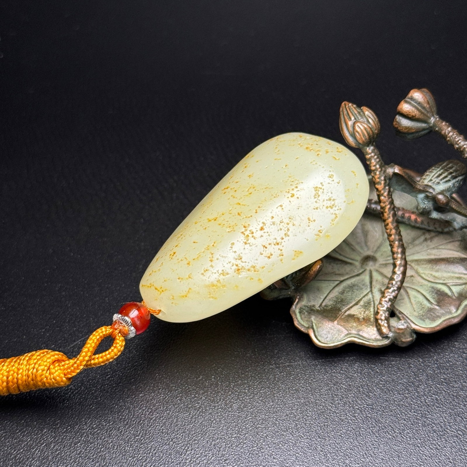 An Exquisite White Jade Buddha Statue Pattern Pendant - 4